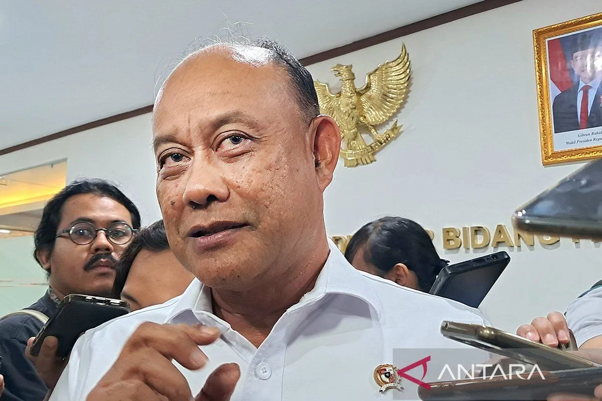 Kepala Badan Gizi Nasional (BGN) Dadan Hindayana ditemui usai rapat koordinasi bersama Menteri Koordinator Bidang Pangan Zulkifli Hasan di Jakarta, Senin (3/5/2025).