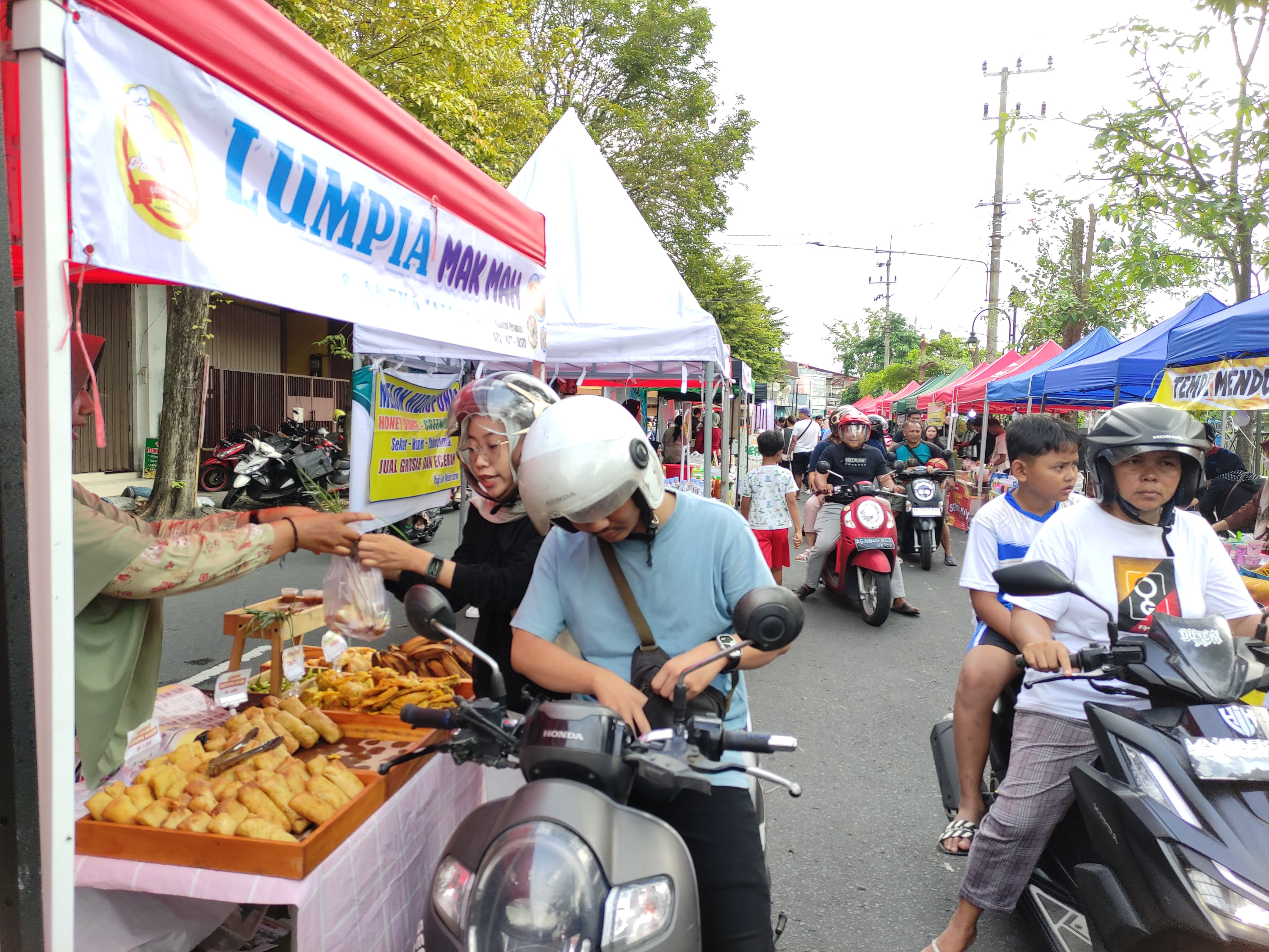 Pembeli memadati area pasar takjil di sekitar Anjungan Kali Ngrowo yang mulai dibuka pada Minggu (3/3/2025).