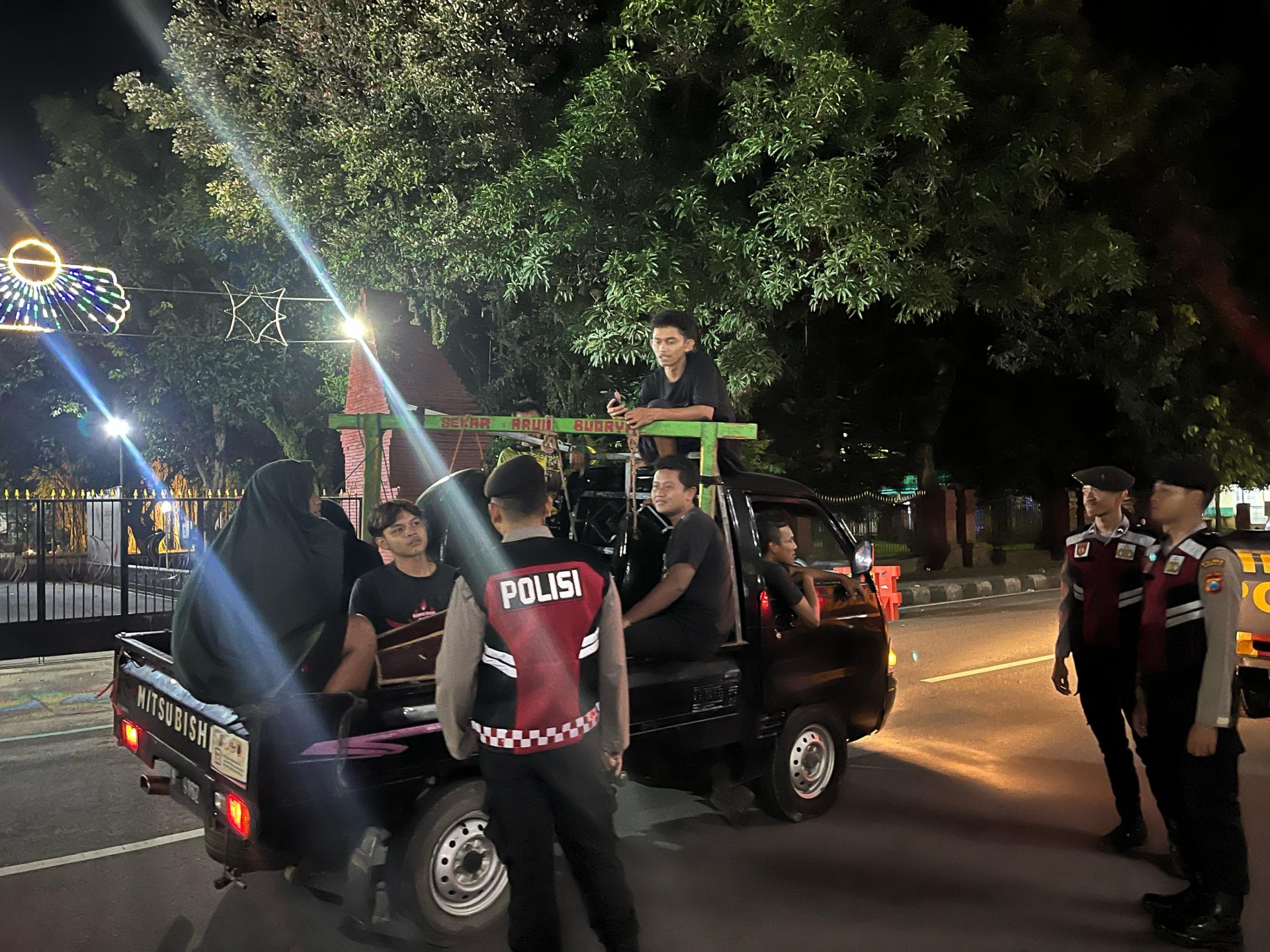 Personel Polres Trenggalek menggelar patroli sahur di sekitar pusat kota Trenggalek pada Selasa (4/3). (HUMAS POLRES TRENGGALEK)
