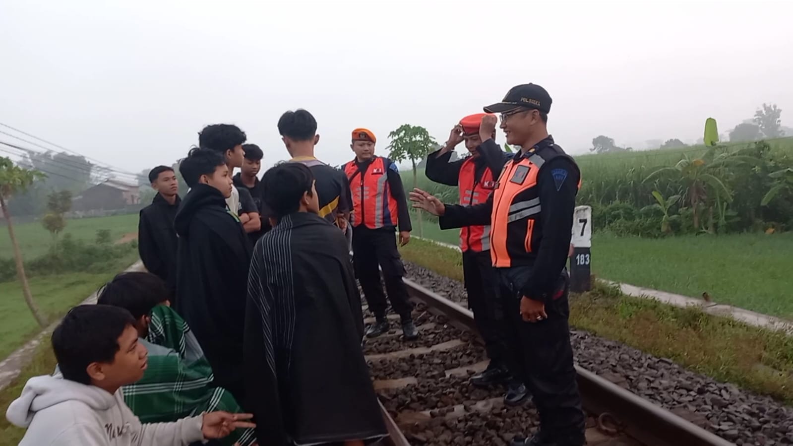 Personel Daop 7 Madiun memperingatkan warga yang beraktivitas di sekitar jalur kereta api. (DAOP 7 MADIUN)