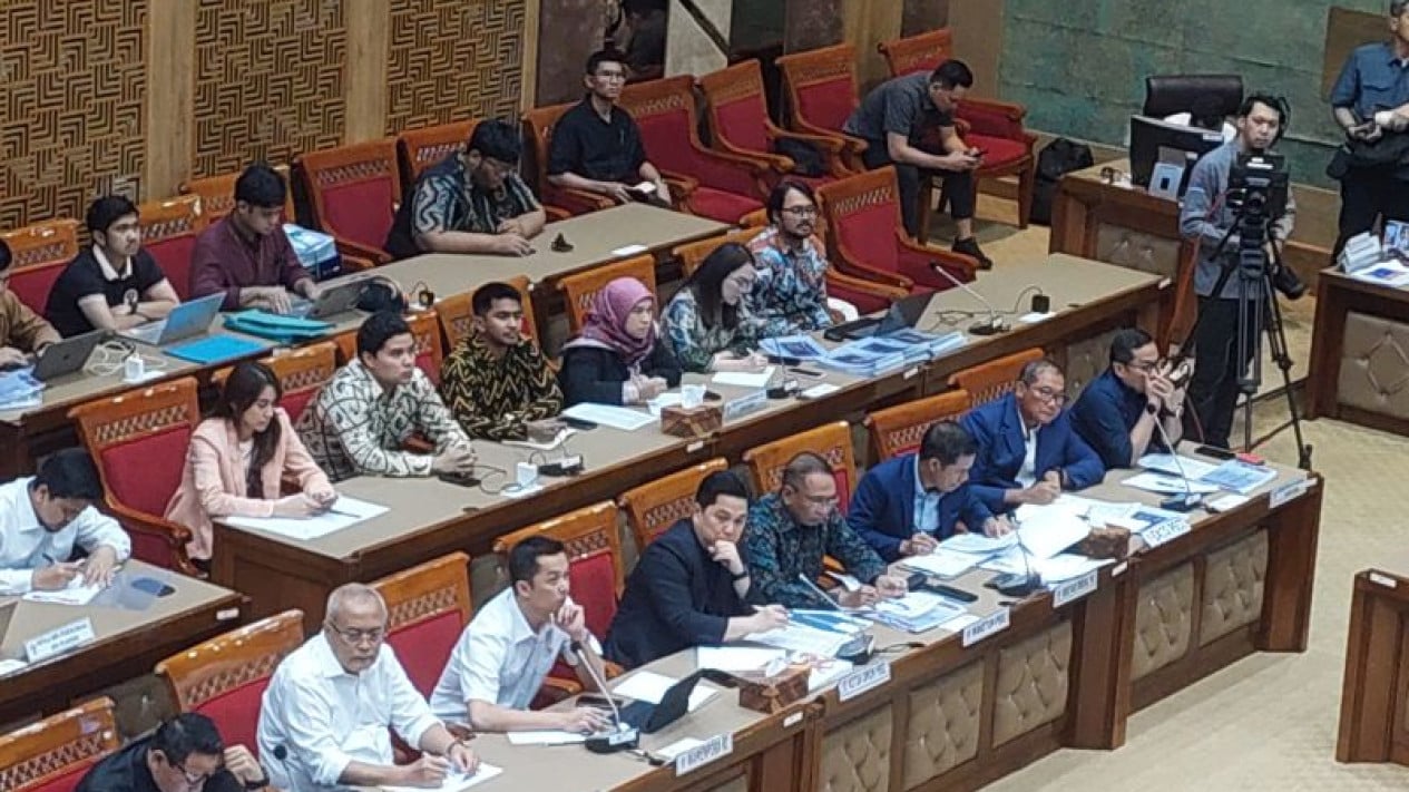 Ketua Umum PSSI Erick Thohir (tengah) menghadiri rapat kerja Komisi X DPR membahas proses naturalisasi tiga calon pemain Tim Nasional Indonesia.