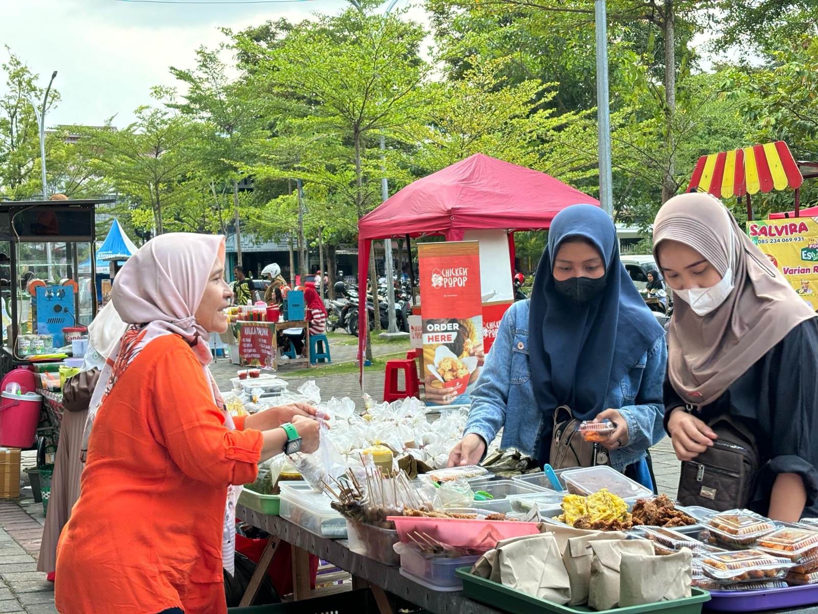 Antusiasme warga memenuhi Pasar Pon  Trenggalek untuk berburu hidangan berbuka, menciptakan suasana ramai dengan beragam pilihan kuliner khas Ramadan.(AMALIA/RADAR TRENGGALEK)