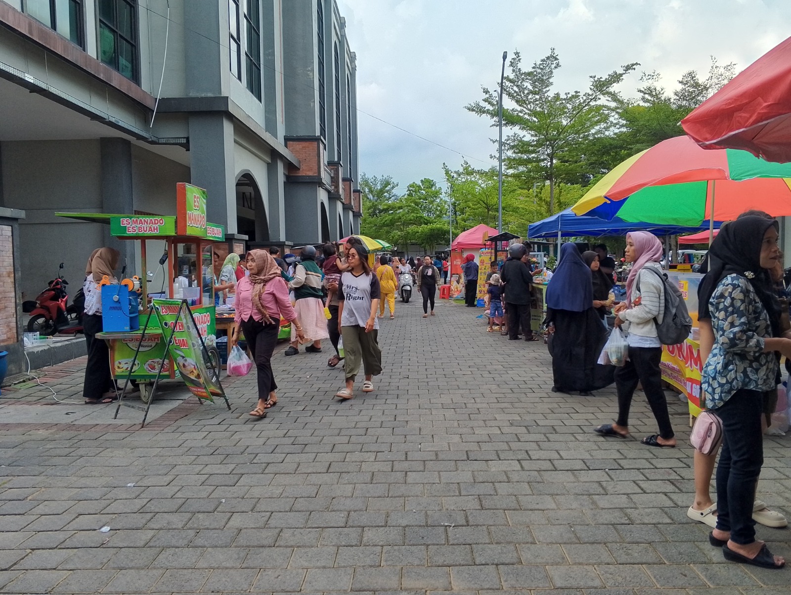 Warga sedang membeli jajanan untuk berbuka di Pasar Pon.(AMALIA/RADAR TULUNGAGUNG)