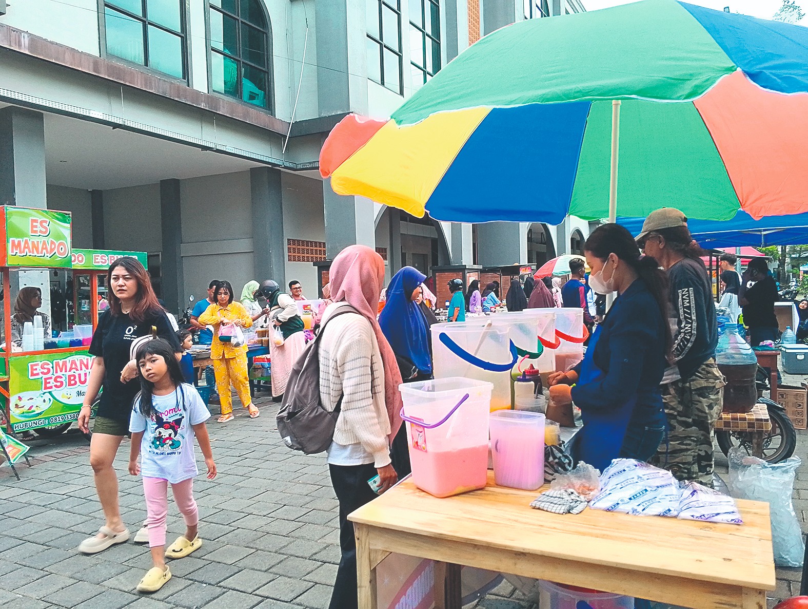Pembeli di pasar takjil area Pasar Pon Trenggalek menikmati beragam pilihan makanan khas menjelang waktu berbuka puasa.(AMALIA/RADAR TRENGGALEK)