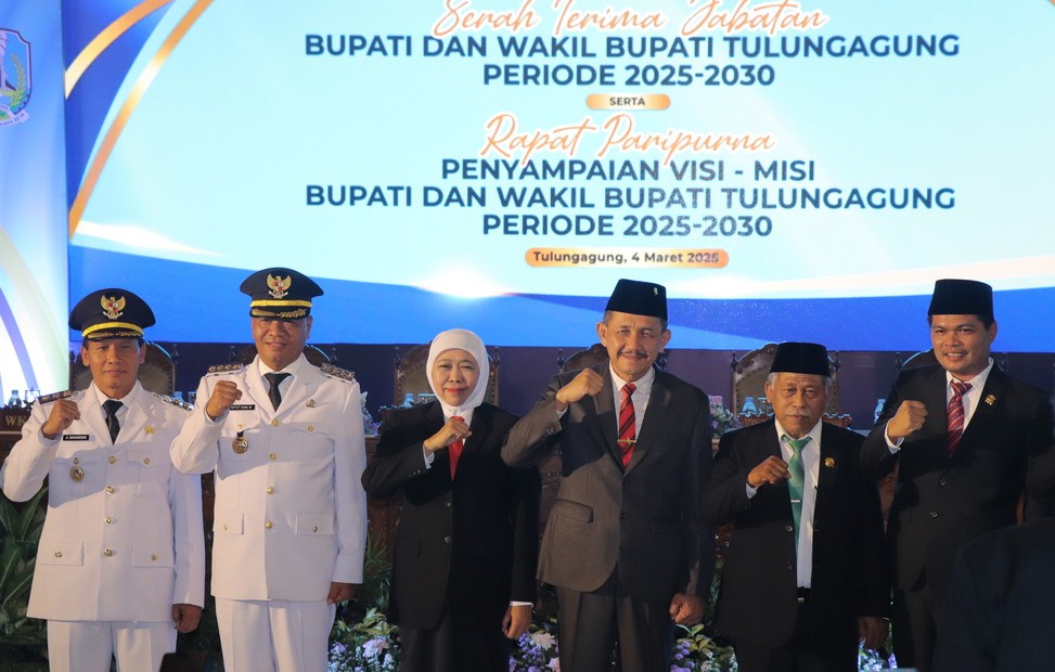 Gubernur Jatim Khofifah Indar Parawansa, Bupati Tulungagung Gatut Sunu Wibowo, Wakil Bupati Tulungagung Ahmad Baharudin, Ketua DPRD Tulungagung Marsono, dan wakil ketua dewan foto bersama.