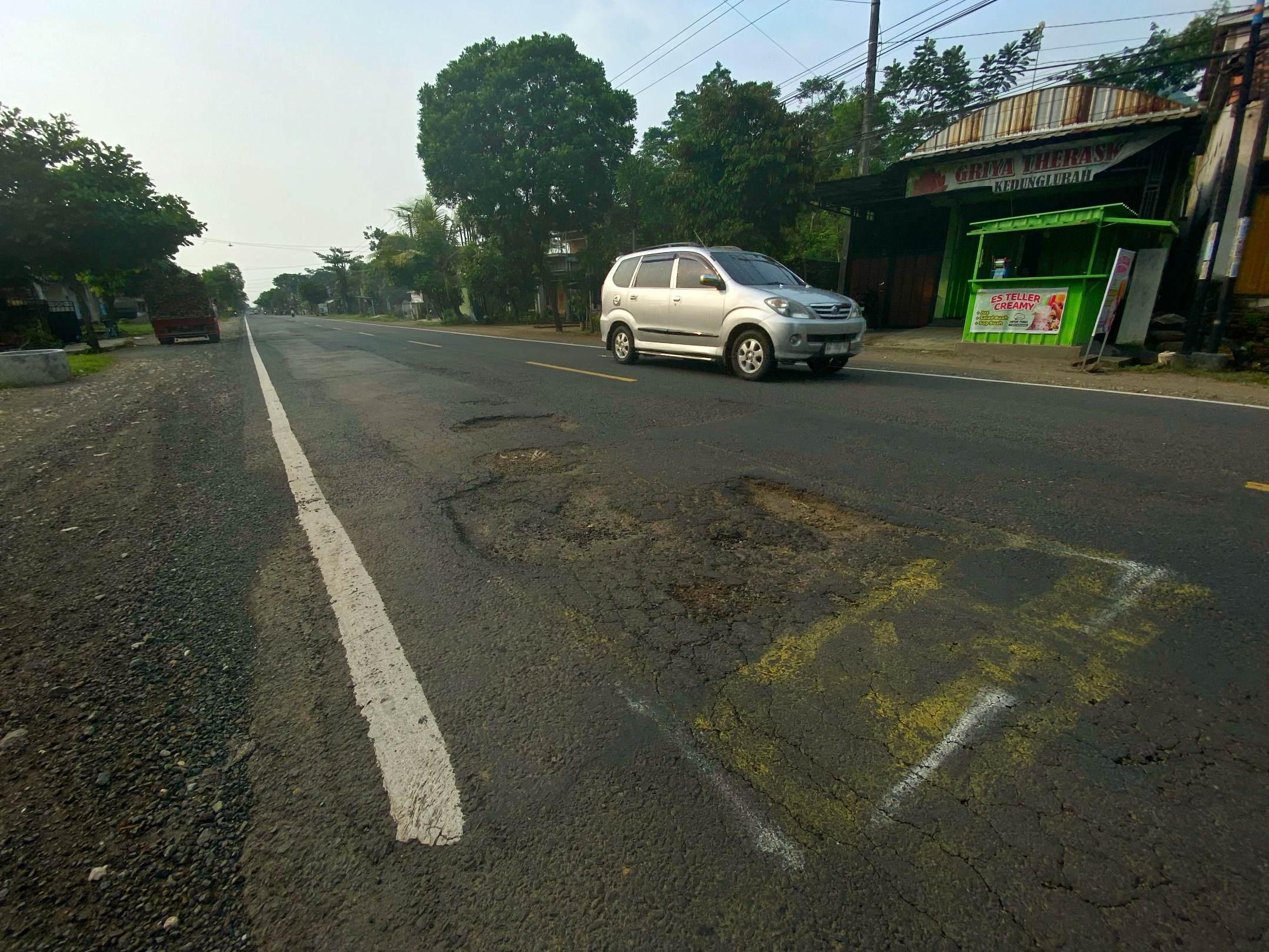 Kondisi jalan nasional di Desa Kedunglurah, Kecamatan Pogalan, Trenggalek yang banyak dihiasi lubang. (DR PERDANA/RADAR TULUNGAGUNG)