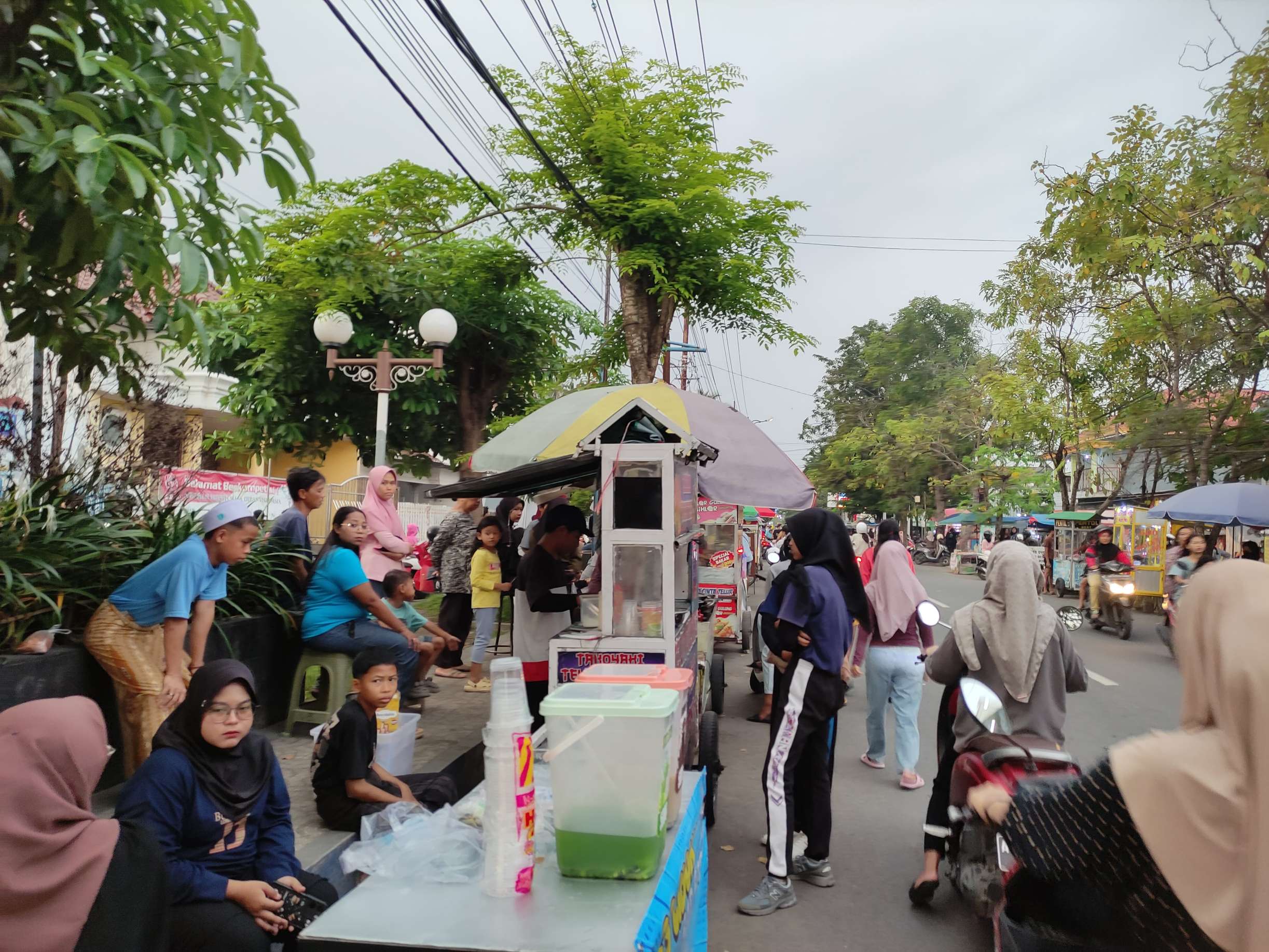 Ilustrasi pasar takjil di Tulungagung. (SANDY YUWANA/RADAR TULUNGAGUNG)