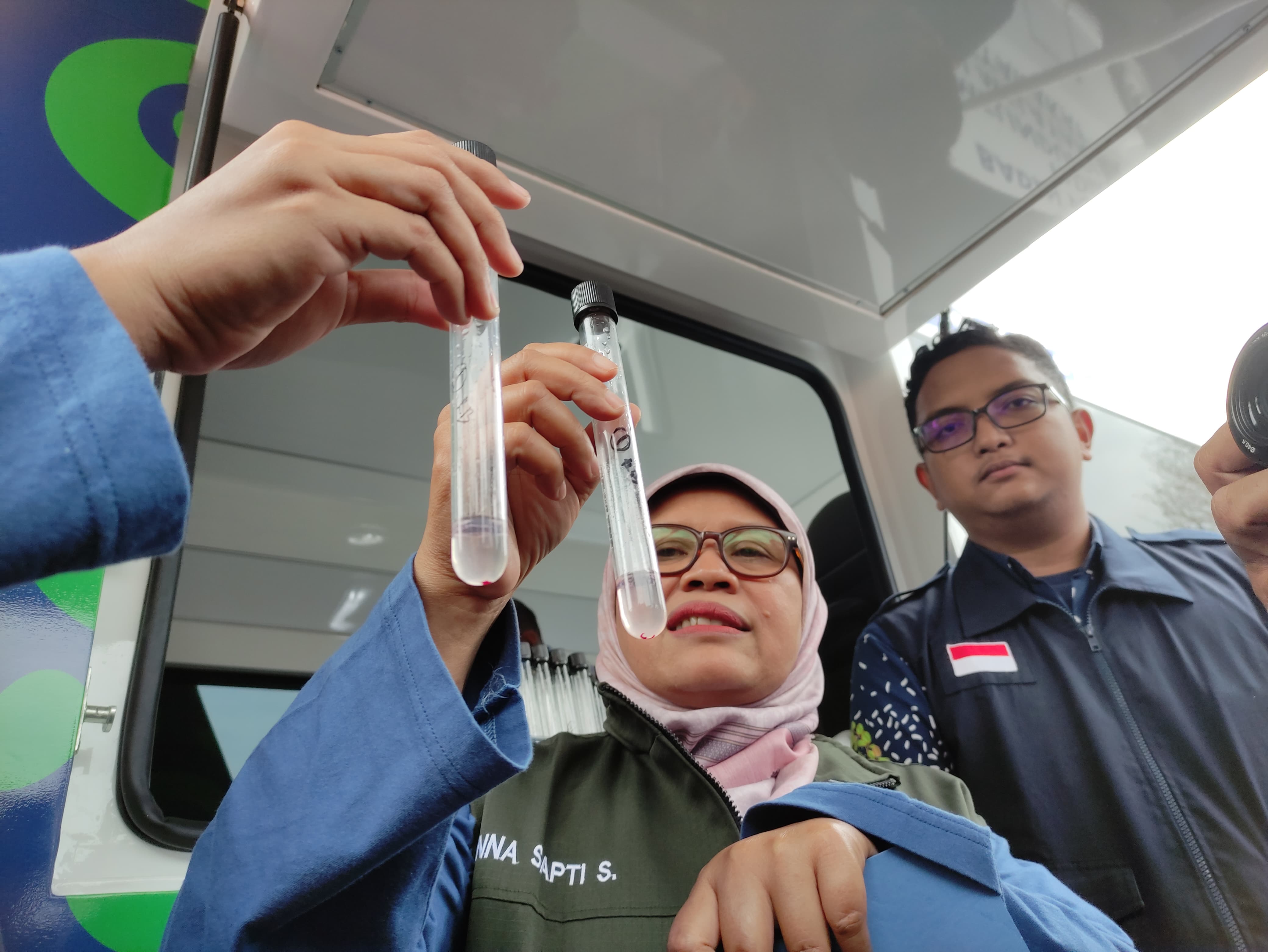 Plt Kadinkes Tulungagung menunjukkan hasil rapid test sejumlah makanan dari pasar takjil. (SANDY YUWANA/RADAR TULUNGAGUNG)