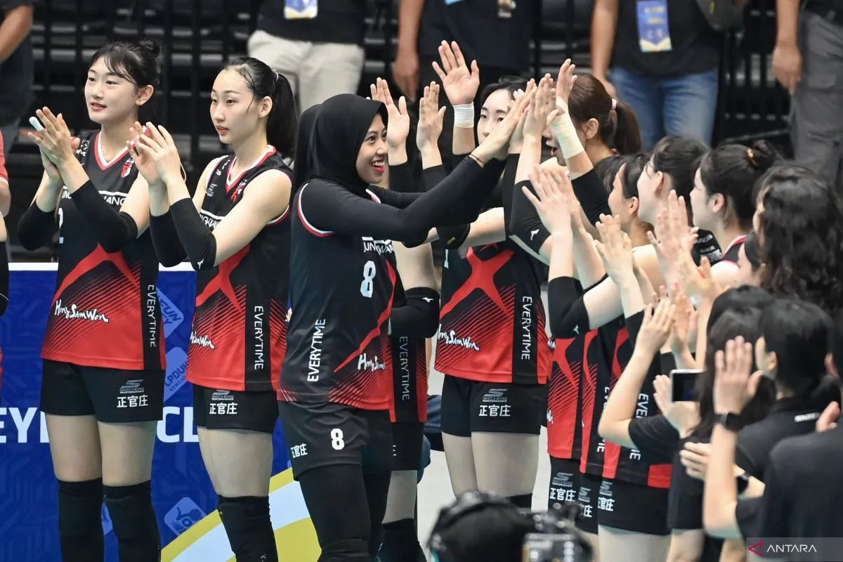 Pebola voli Red Sparks Megawati Hangestri (tengah) melakukan tos dengan rekannya saat akan melawan Indonesia All Star dalam laga eksebisi di Indonesia Arena, Senayan, Jakarta, Sabtu (20/4/2024).