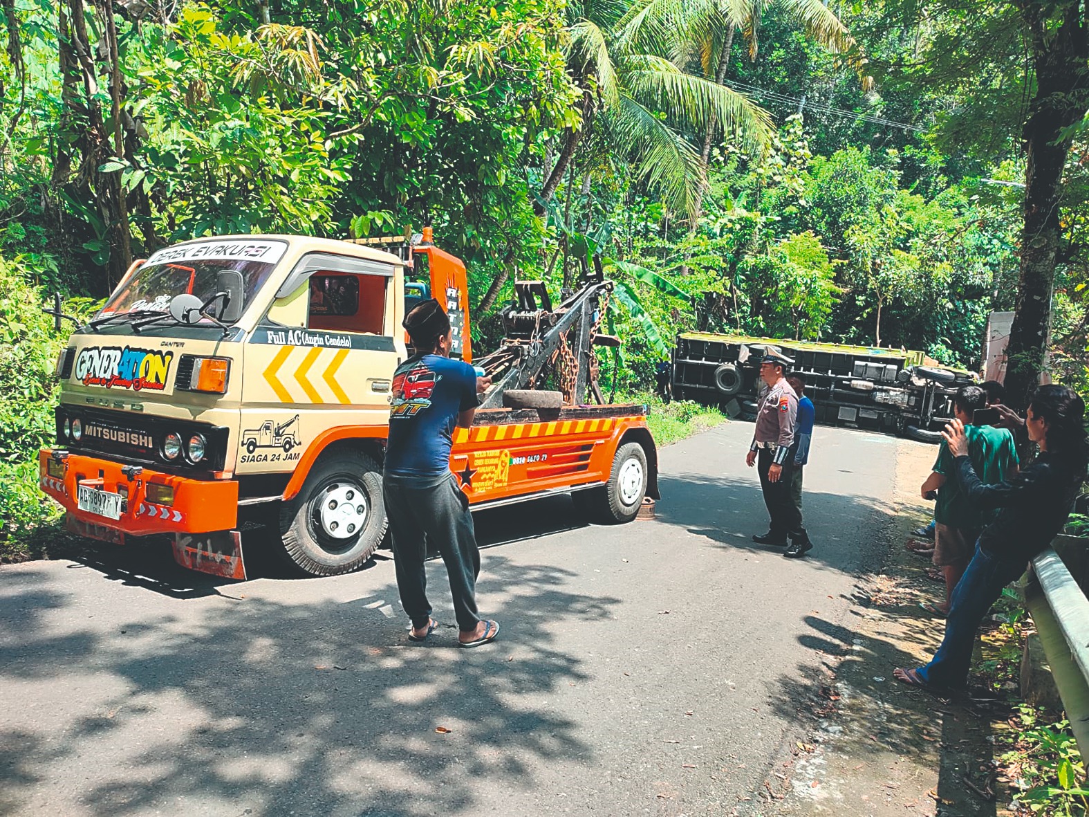 Truk yang tidak kuat menanjak akhirnya mengalami kecelakaan lalu lintas akibat mengikuti arahan GPS.