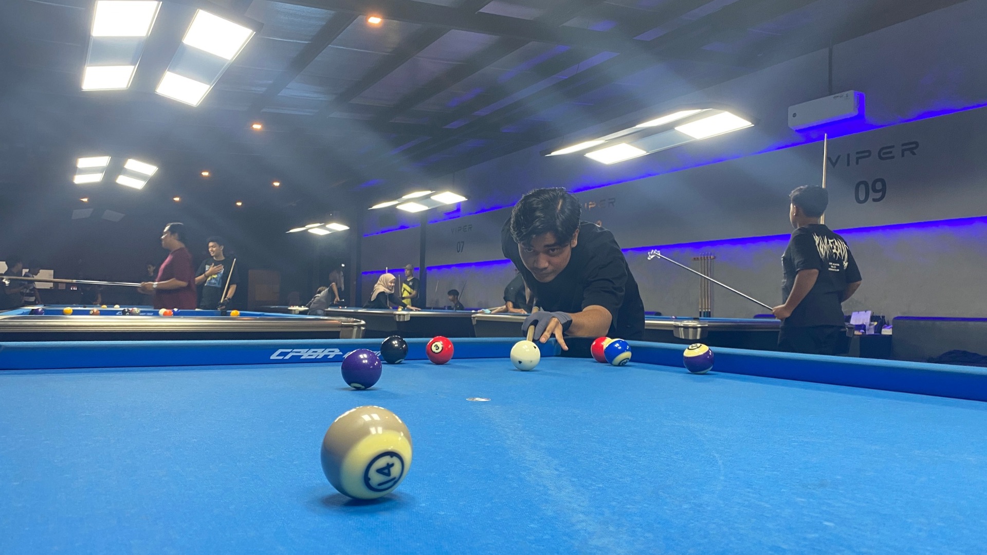 FOKUS: Salah satu penghobi Billiard asal Tulungagung, Akbar Noer Khakim.