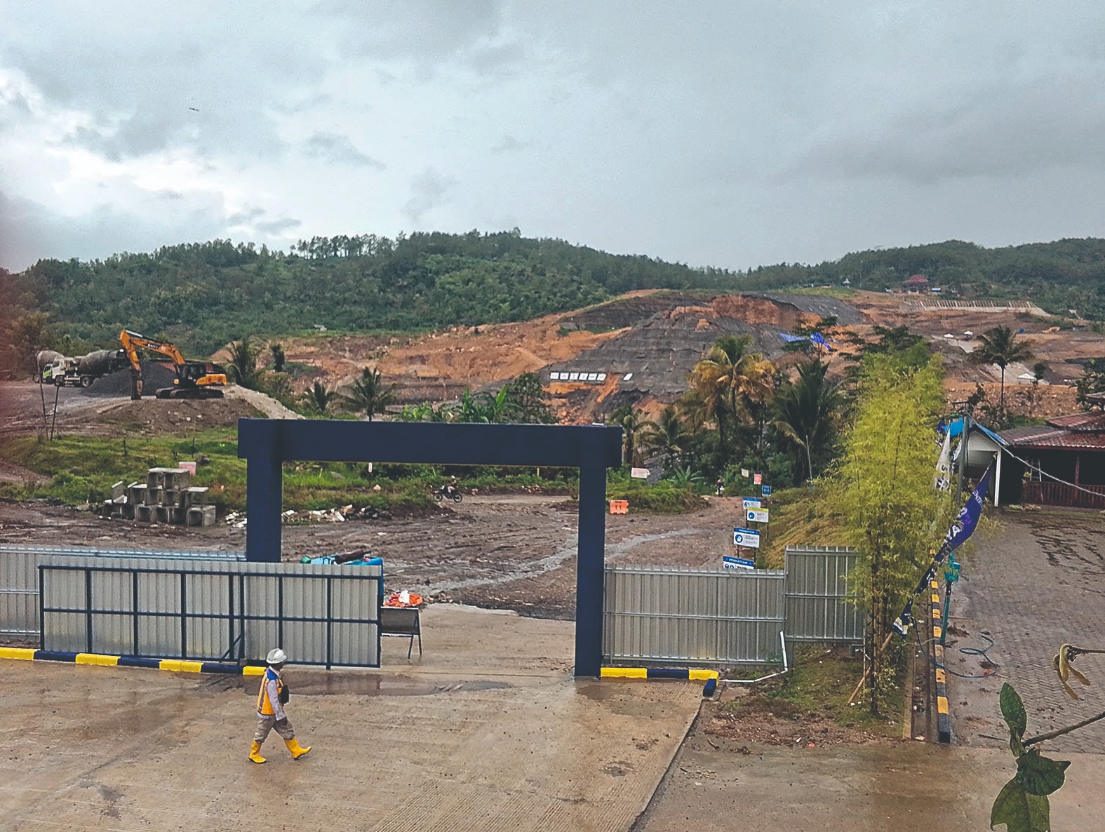 Material tanah longsor di dekat Bendungan Bagong akan segera disisihkan agar tak menganggu proses pembangunan.