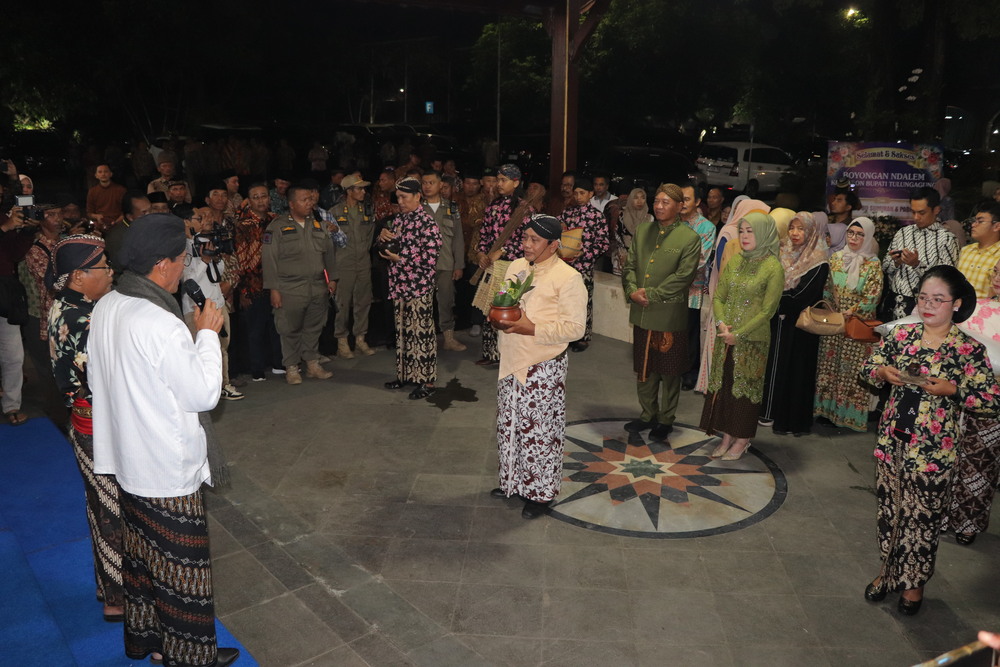 Prosesi Boyongan  Ndalem  Keprabon  Bupati Tulungagung di Pendapa Kongas Arum Kusumaning Bangsa, Jumat (7/3/2025).