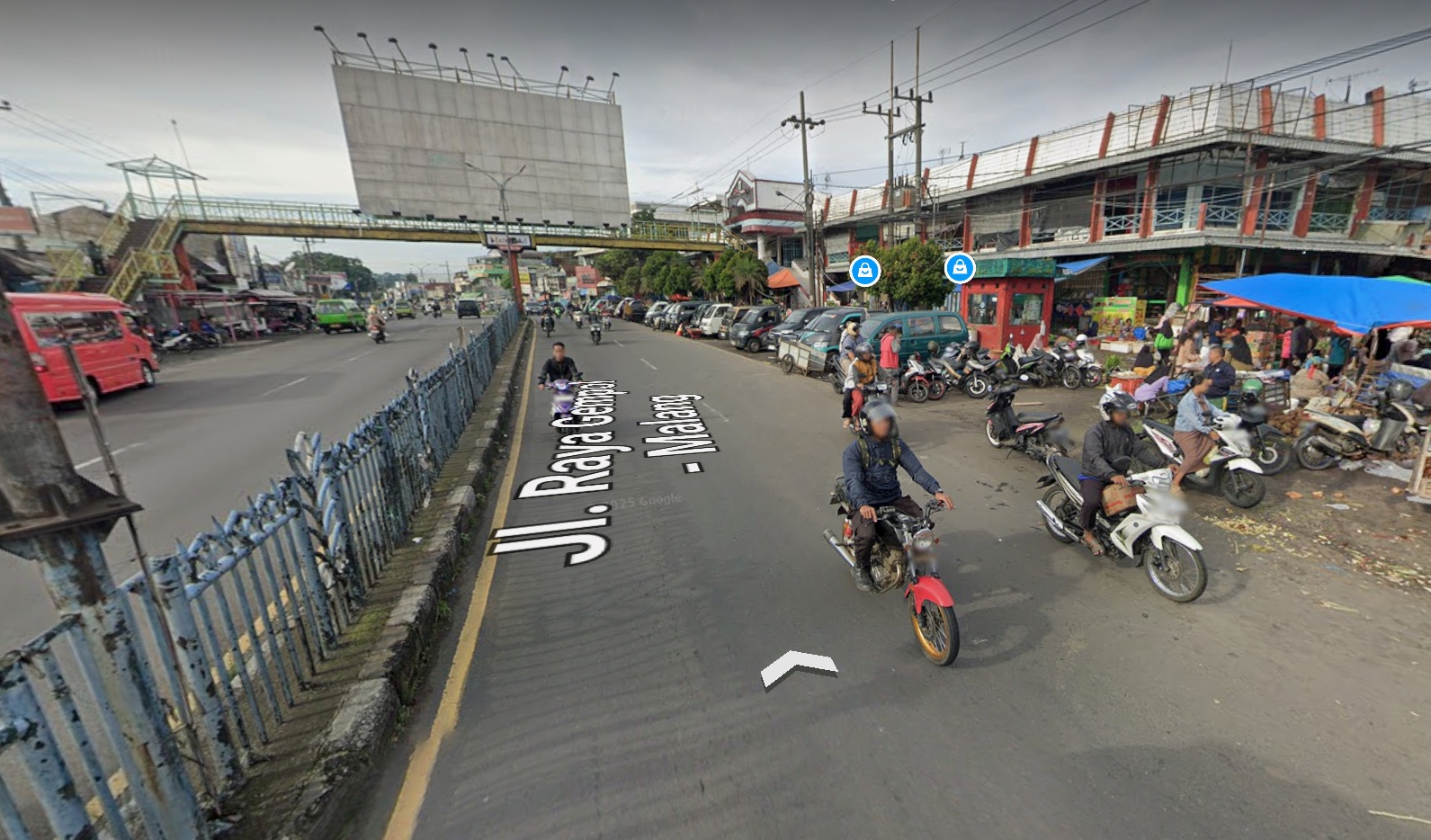 Jalan nasional di depan Pasar Lawang, Kabupaten Malang rawan terkena kemacetan.