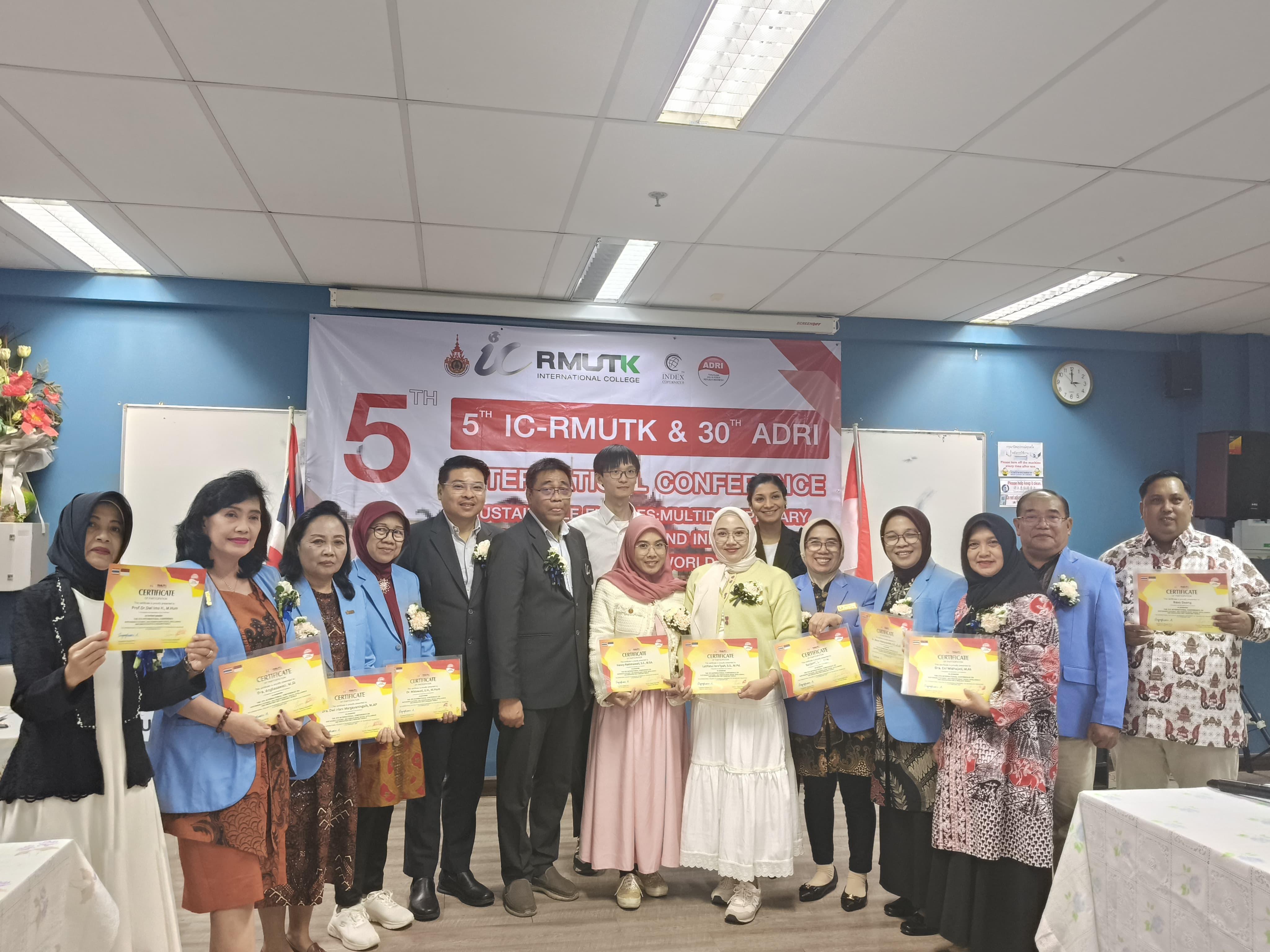 Sepuluh presenter yang terdiri dari rektor dan dosen UNITA menunjukkan sertifikat usai mengikuti konferensi internasional. Foto bawah, Rektor UNITA, Dr Muharsono MSi, menandatangani MoU.