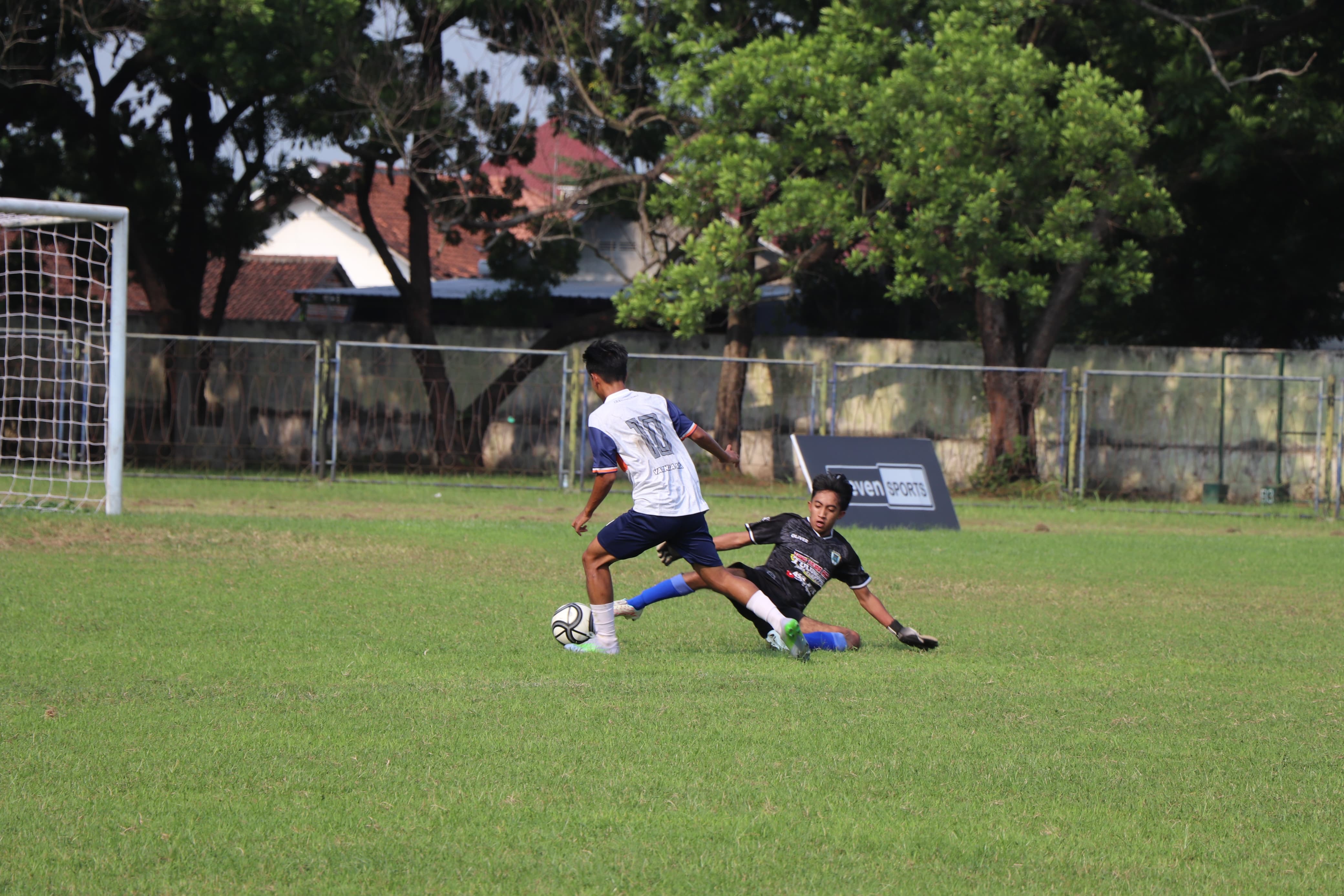 SENGIT : para striker pemain bola sedang melawan penjaga gawang di Stadion Rejoagung Tulungagung. Ini memakai teknik brust dalam fotografi.