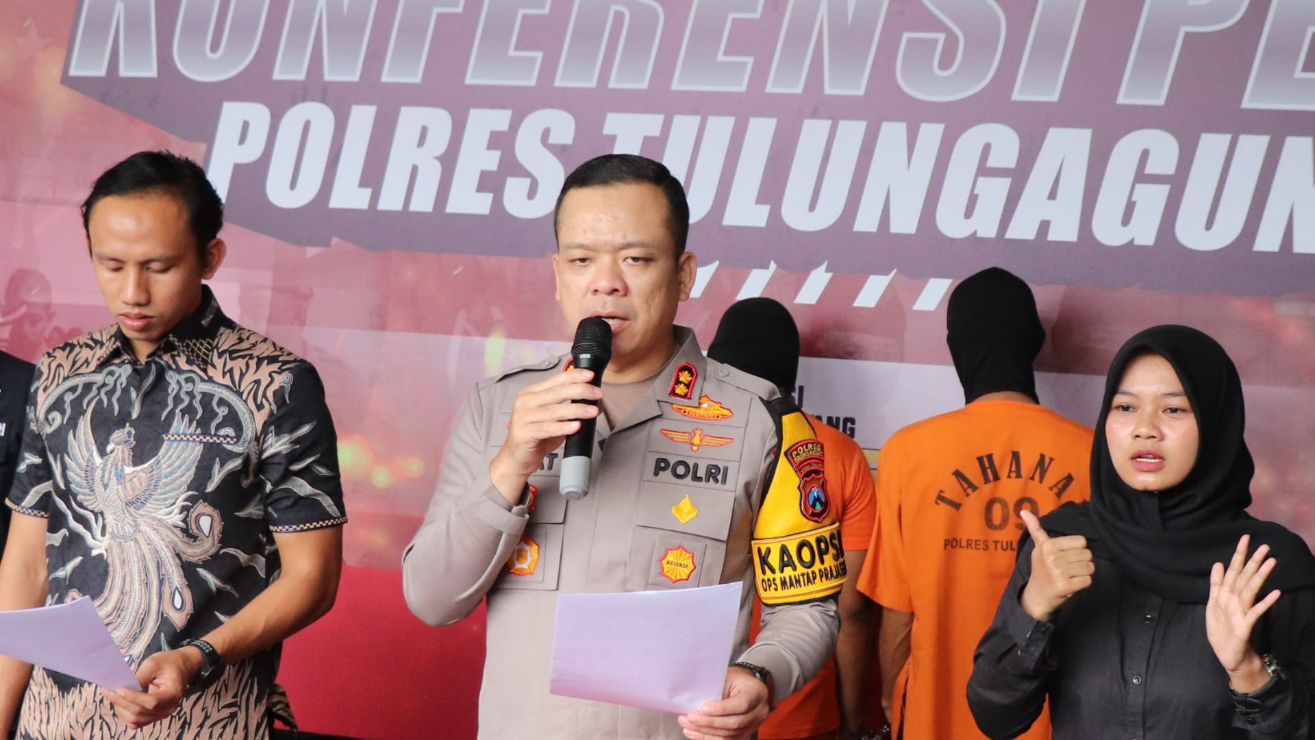 TEGAS: Kapolres Tulungagung AKBP Taat Resdi saat konferensi pers.