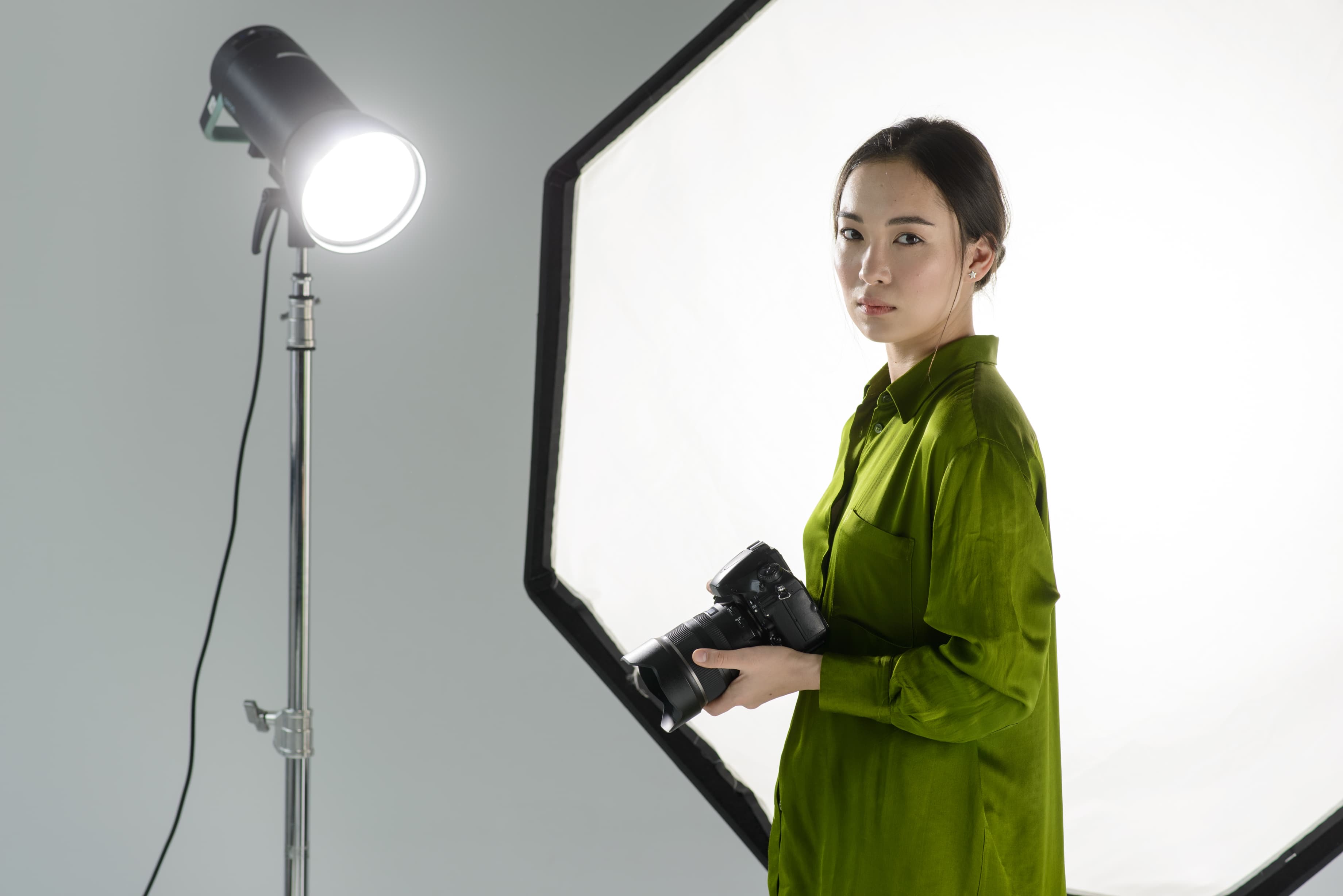 Seorang fotografer menggunakan Lampu studio Continuous light&nbsp;memberikan cahaya yang tetap menyala