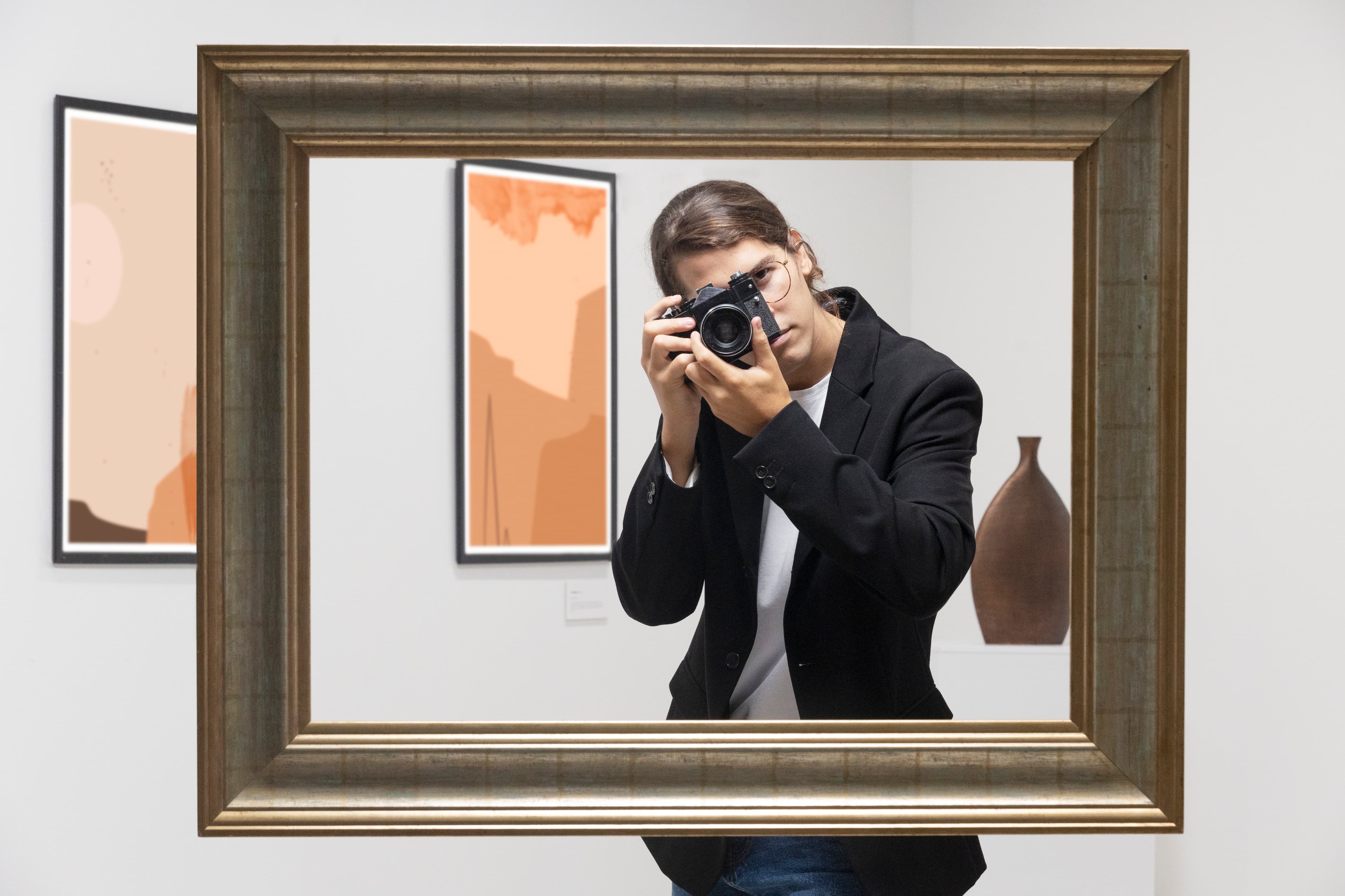 Seorang Fotografer sedang memotret dalam bingkai lukisan