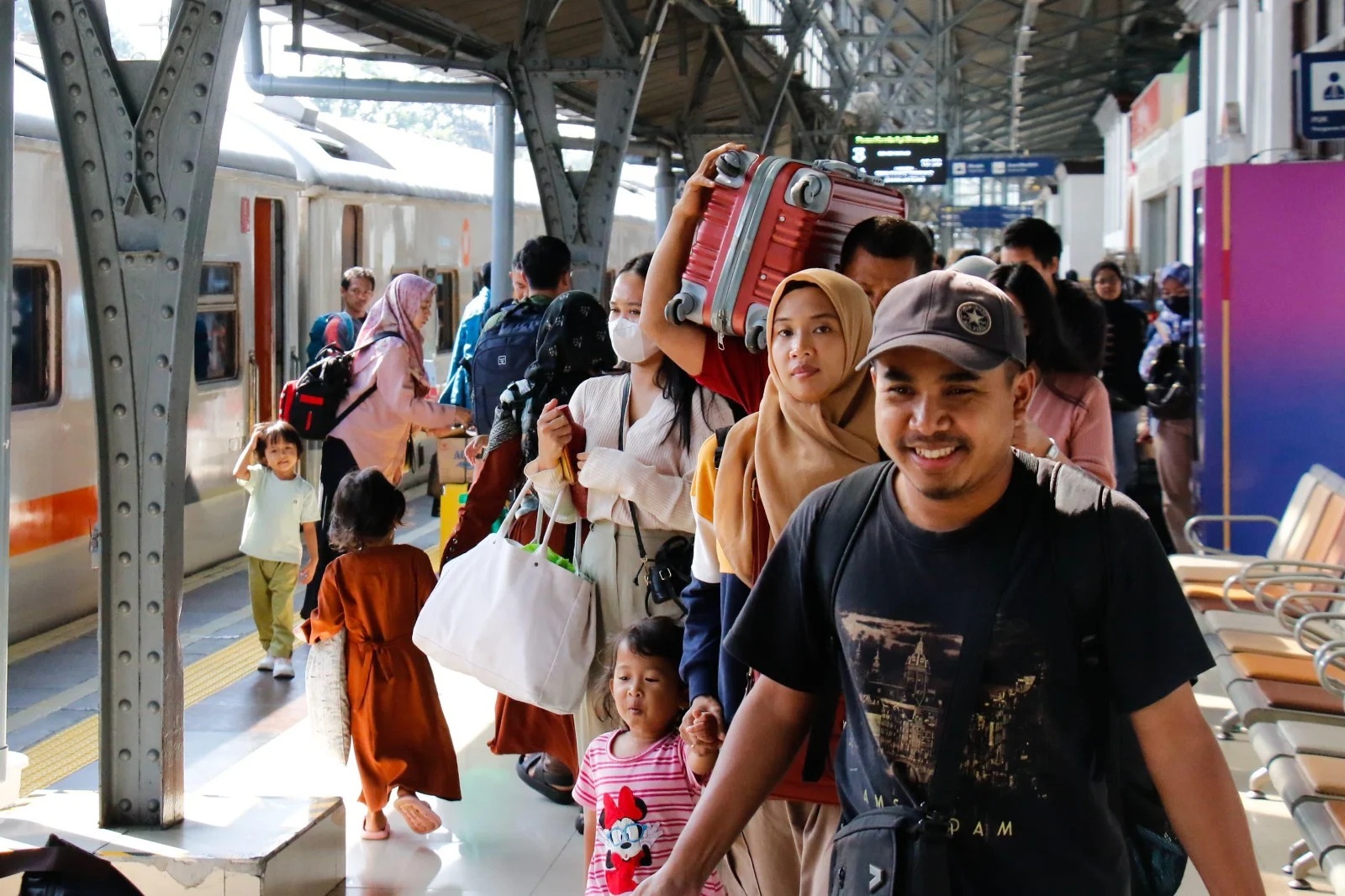 Penumpang kereta api saat turun di sebuah stasiun. (KAI.ID)