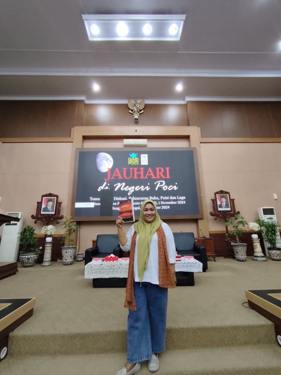 BANGGA: Ardi Susanti dengan salah satu bukunya
