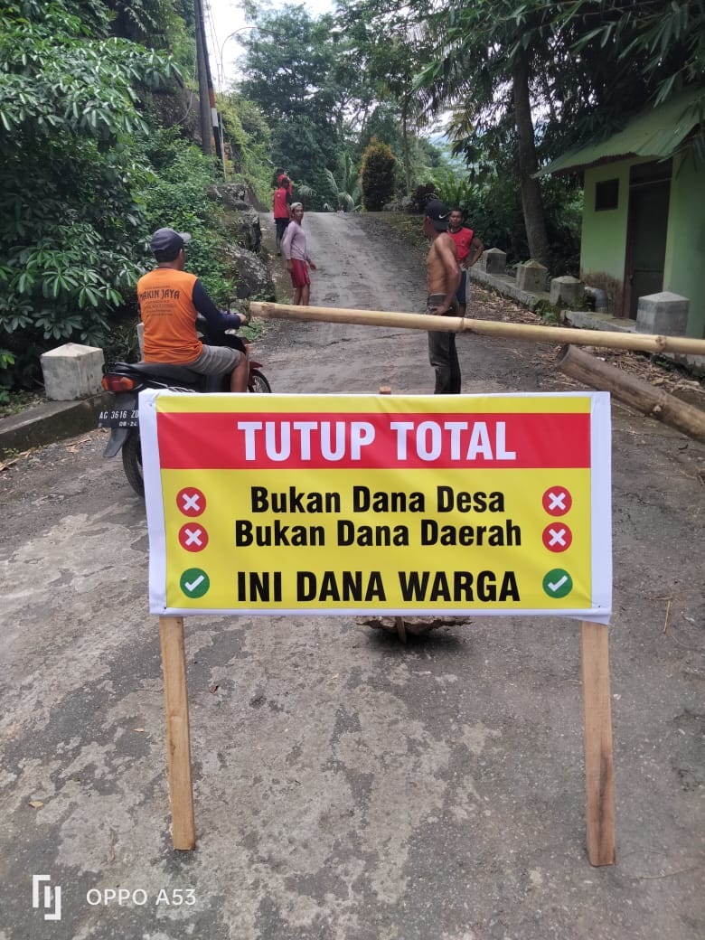 Warga Ngadimulyo melakukan perbaikan jalan secara gotong royong dengan dana mandiri.