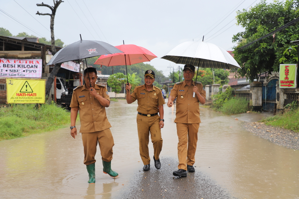 Bupati Tulungagung Gatut Sunu Wibowo (kanan) meninjau lokasi jalan rusak di Desa Ngentrong, Kecamatan Campurdarat, Senin (10/3).