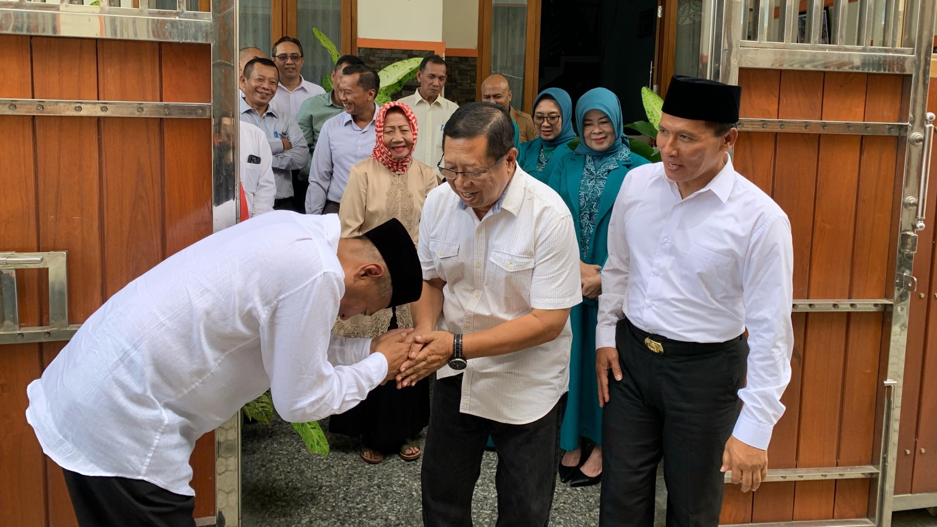 Bupati Tulungagung Gatut Sunu Wibowo besalaman dengan mantan Bupati Tulungagung Maryoto Birowo.