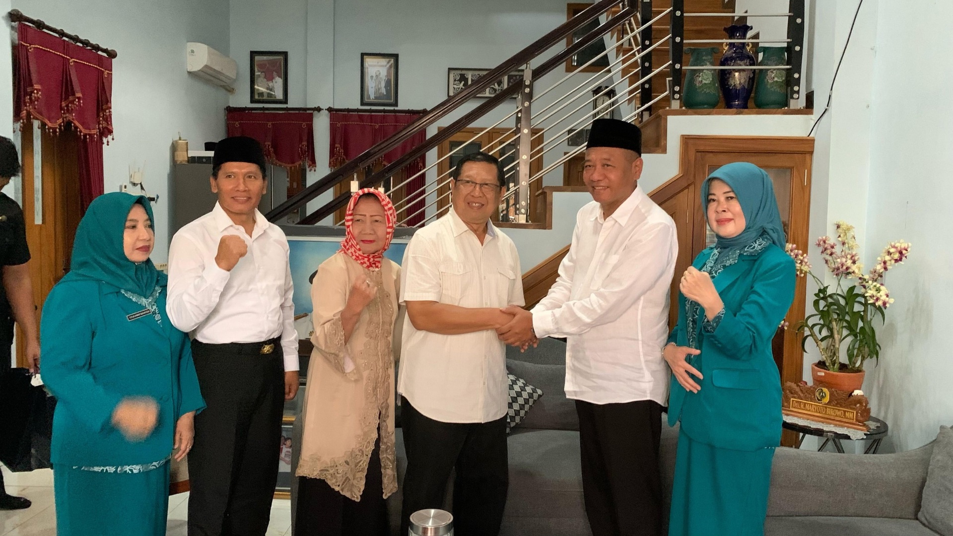 Suasana silaturahmi Bupati Gatut Sunu dengan Maryoto Birowo.