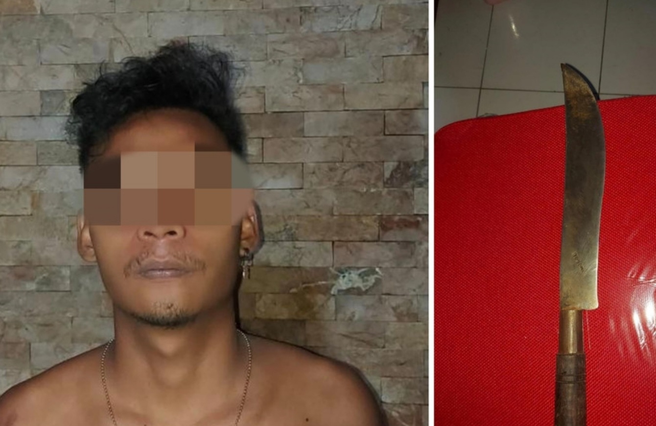 Pelaku pengancaman berinisial EP dan barang bukti parang. (HUMAS POLRES TULUNGAGUNG)