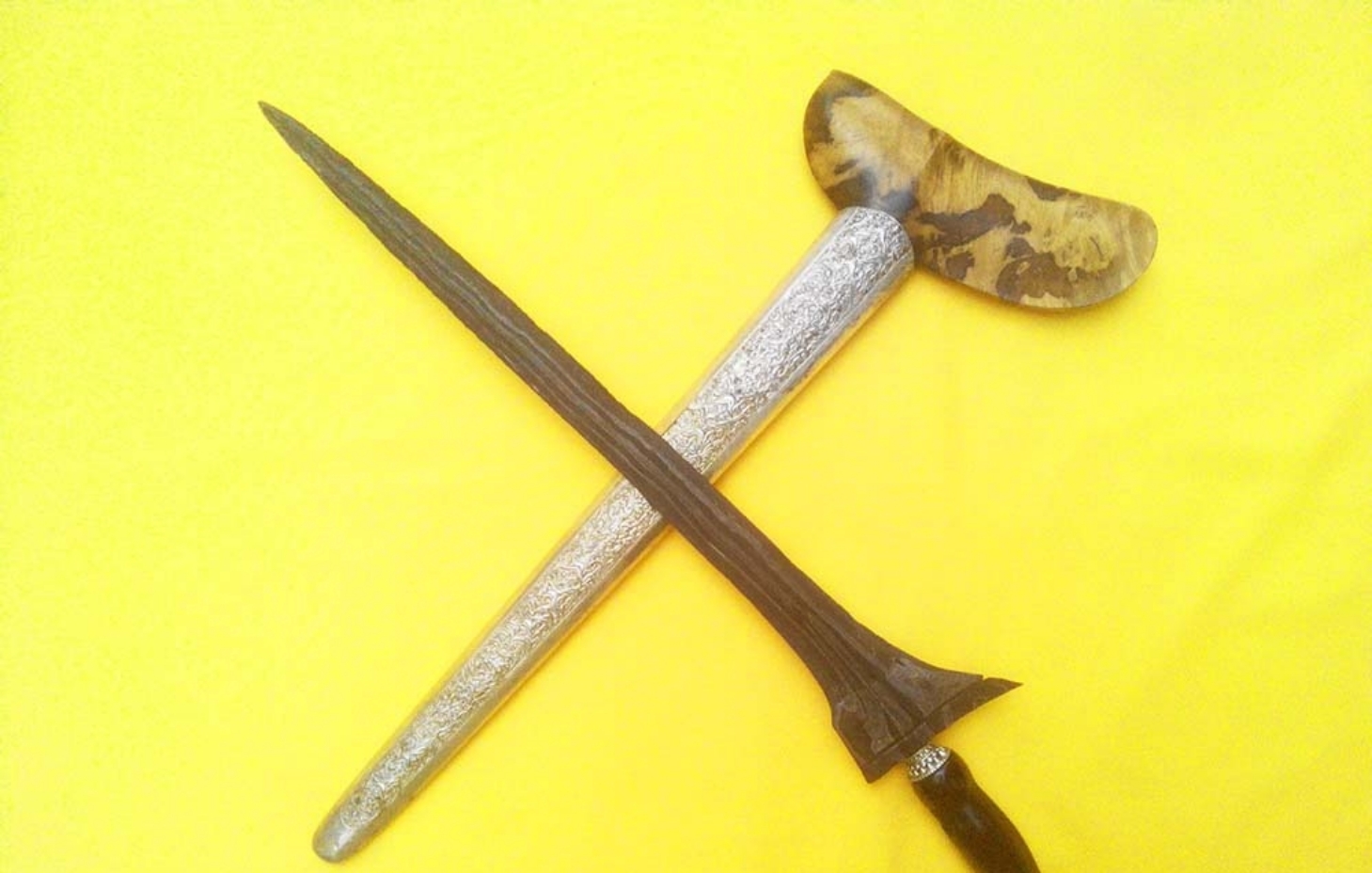 Salah satu keris lengkap dengan sandhangannya (griyokulo.com)