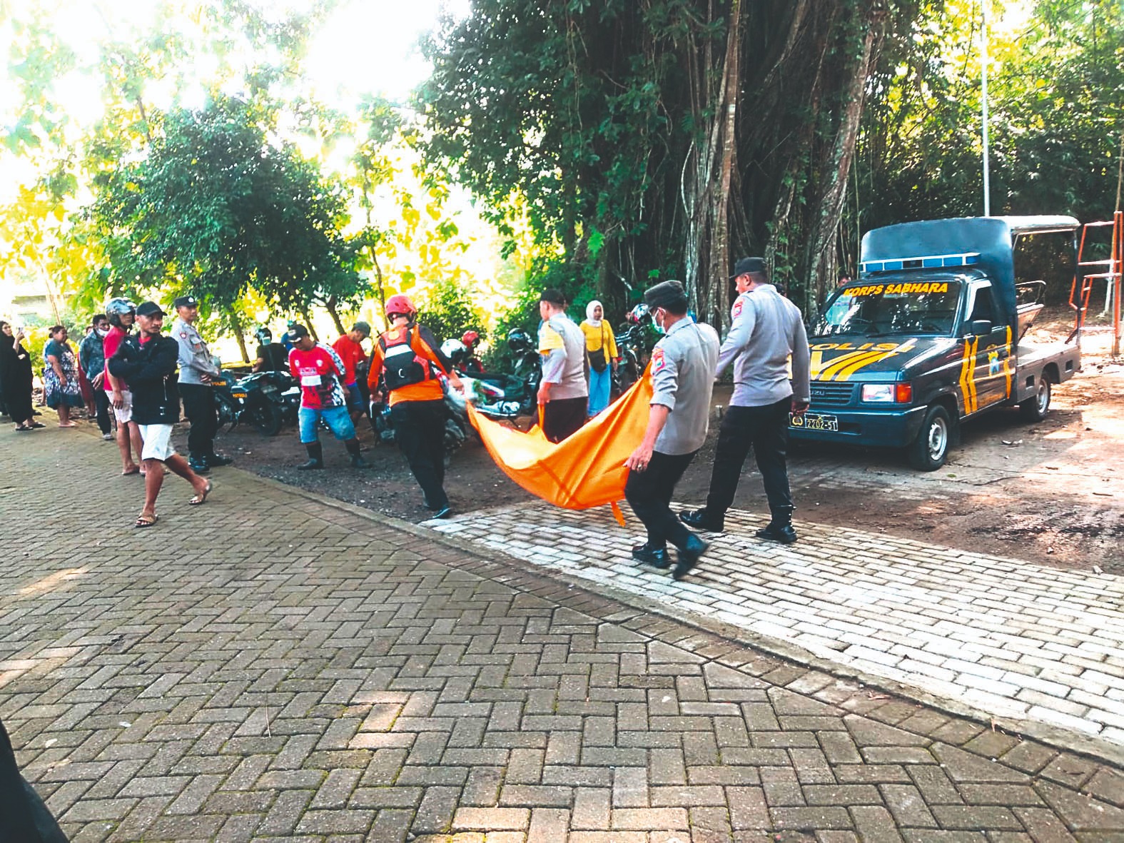 Jenazah seorang pria ditemukan mengapung  di sungai setalah tiga hari menghilang.