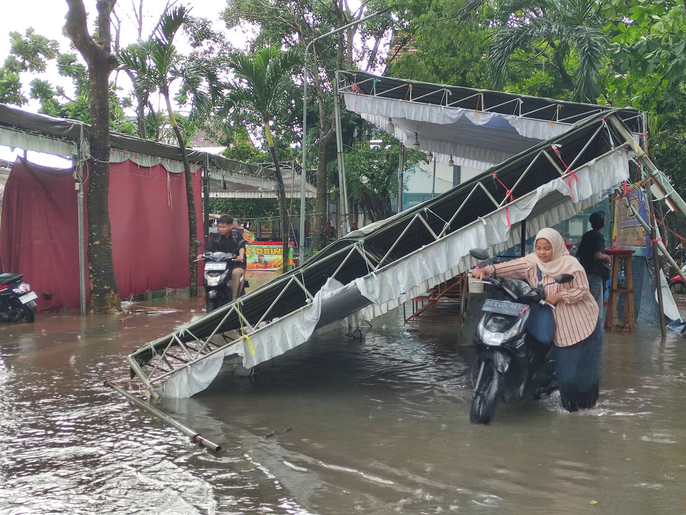 AMBRUK : Beberapa stand bazar dan takjil di UIN terseret hujan deras dan angin kencang pada Kamis (14/3) sore. (SANDY YUWANA/RADAR TULUNGAGUNG)