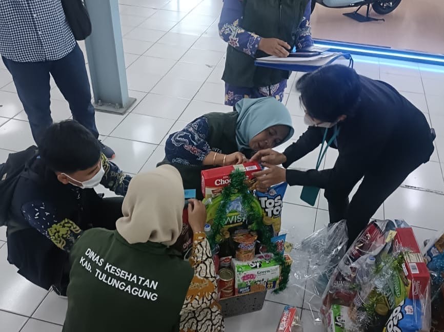 TELITI: Petugas Dinkes Tulungagung memeriksa makanan kemasan dalam parcel.