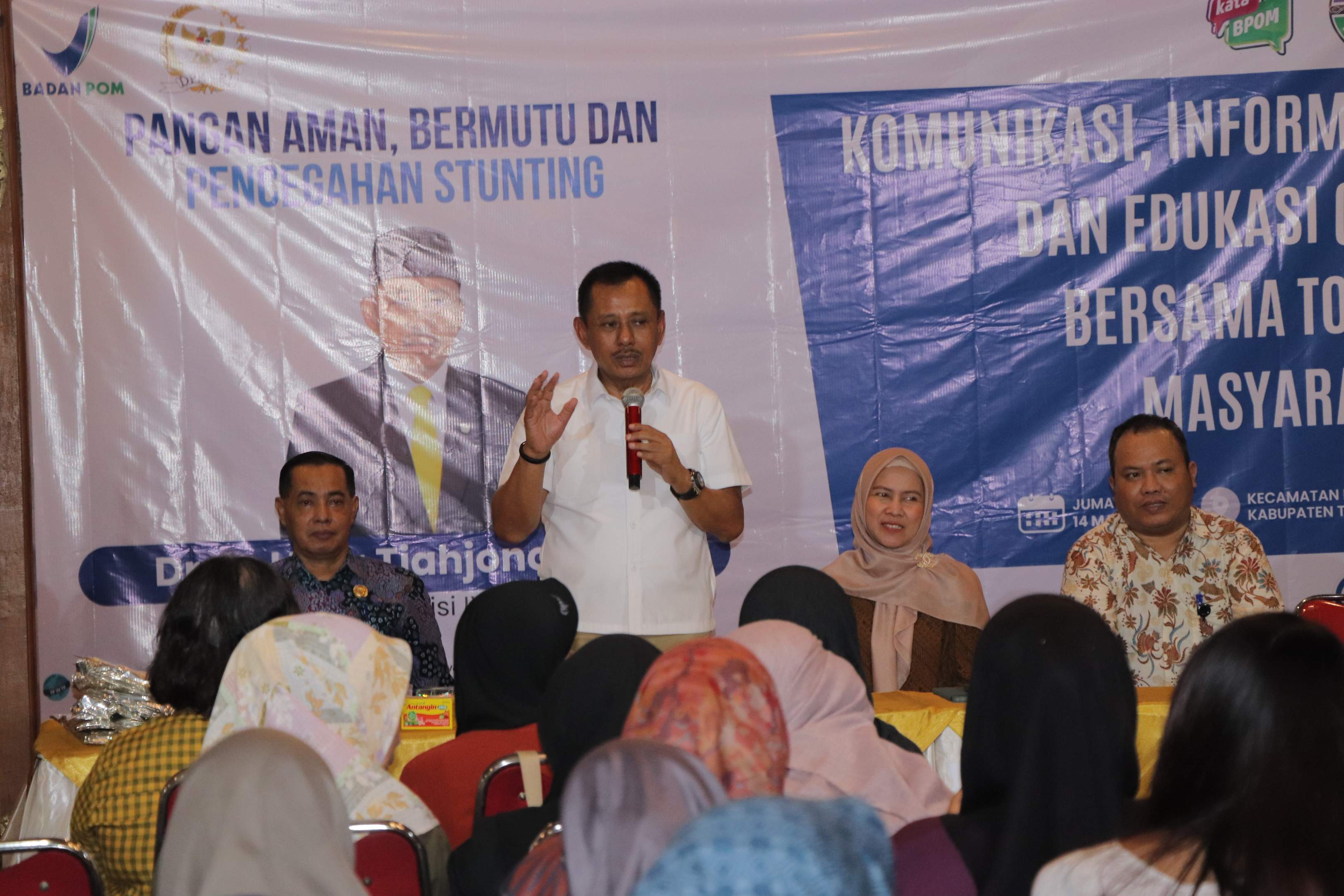 Heru Tjahjono menggelar KIE dengan menggandeng BPOM Surabaya. (YOGA DD/RADAR TULUNGAGUNG)