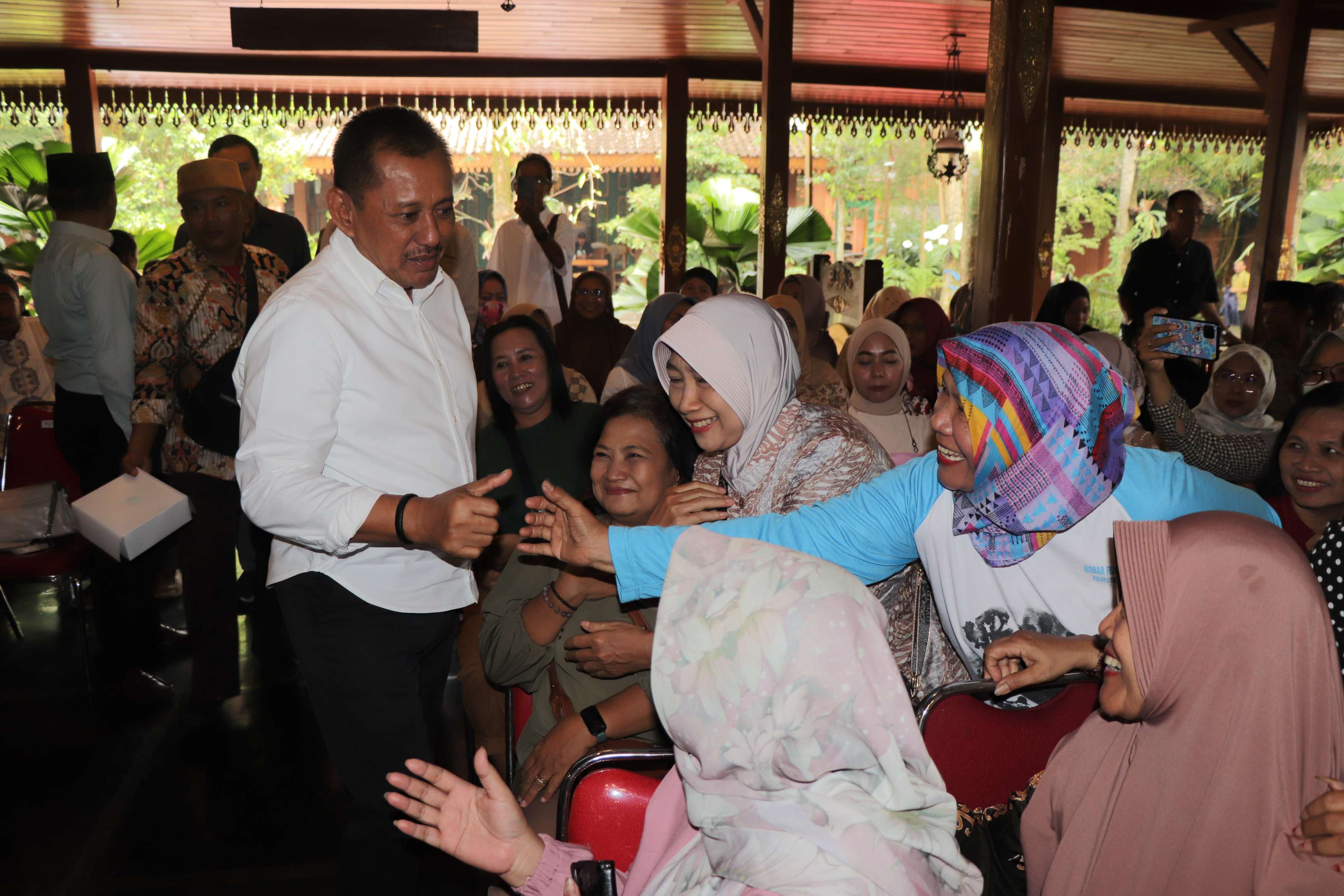 Anggota Komis IX DPR RI Heru Tjahjono menemui masyarakat Tulungagung di sosialisasi ketenagakerjaan, Jumat (14/3).  (YOGA DD/RADAR TULUNGAGUNG)