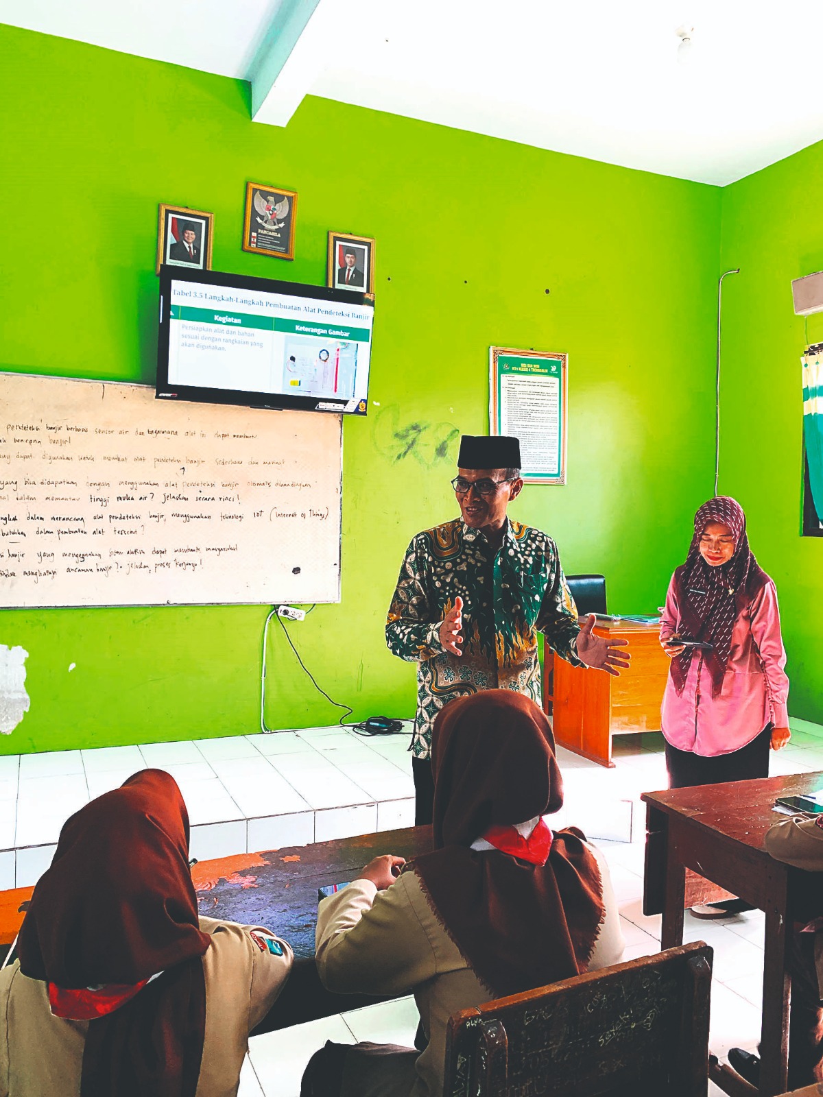 Kepala Kankemenag Kabupaten Trenggalek, Mohammad Nur Ibadi, meninjau pembelajaran berbasis digital di MTsN 4 Trenggalek kemarin.