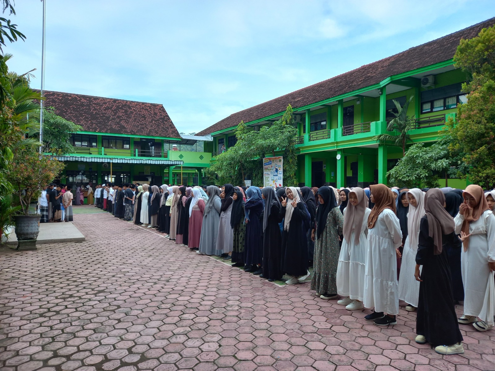 Siswa-siswi MTsN 4 Trenggalek mengikuti upacara di halaman dalam rangka pembukaan pondok ramadan.