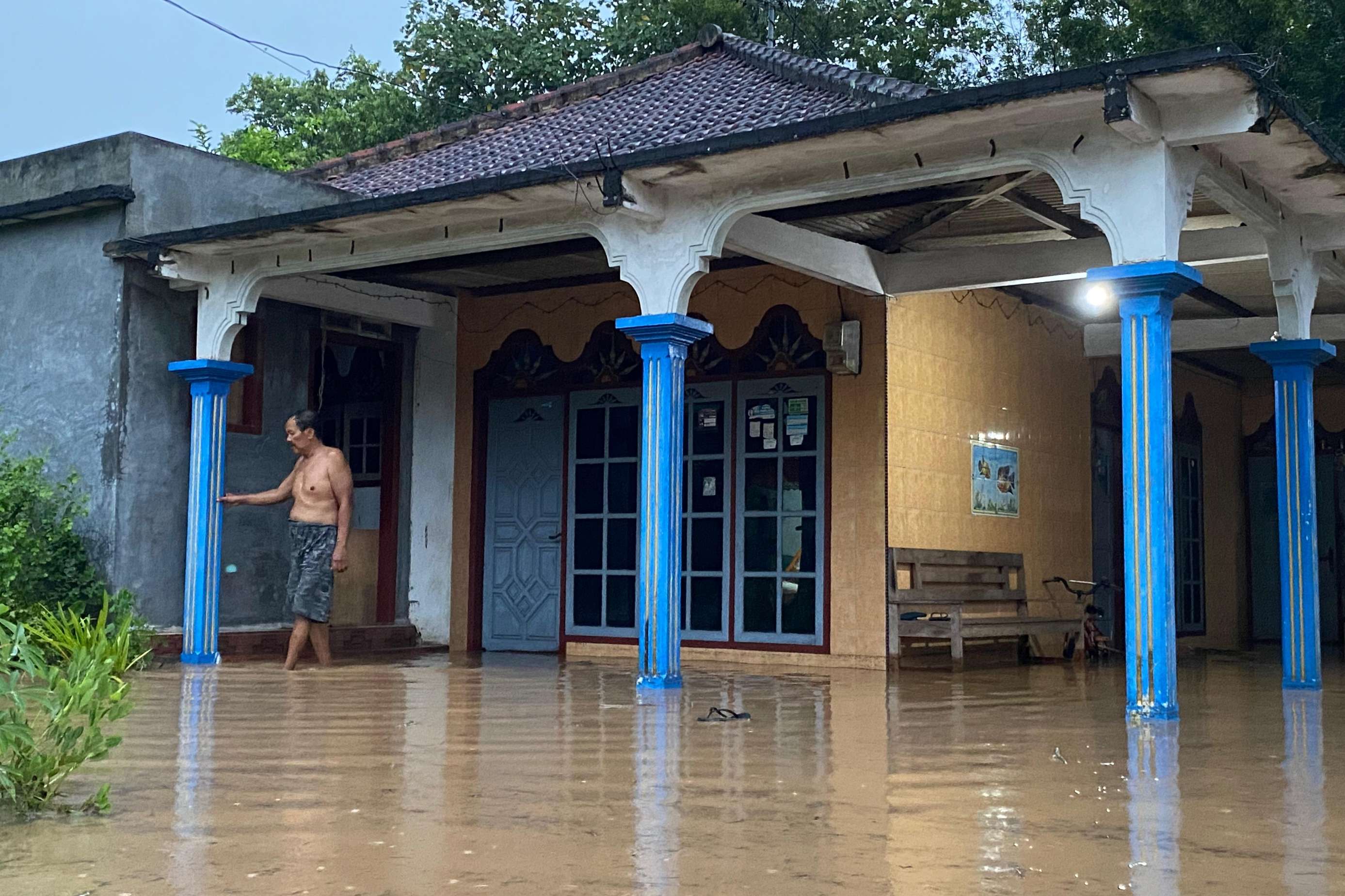 Salah satu rumah warga Dusun Gebang, Desa Ngadirejo, Kecamatan Pogalan yang kebanjiran pada Sabtu (15/3) sore. (DR PERDANA/RADAR TULUNGAGUNG)