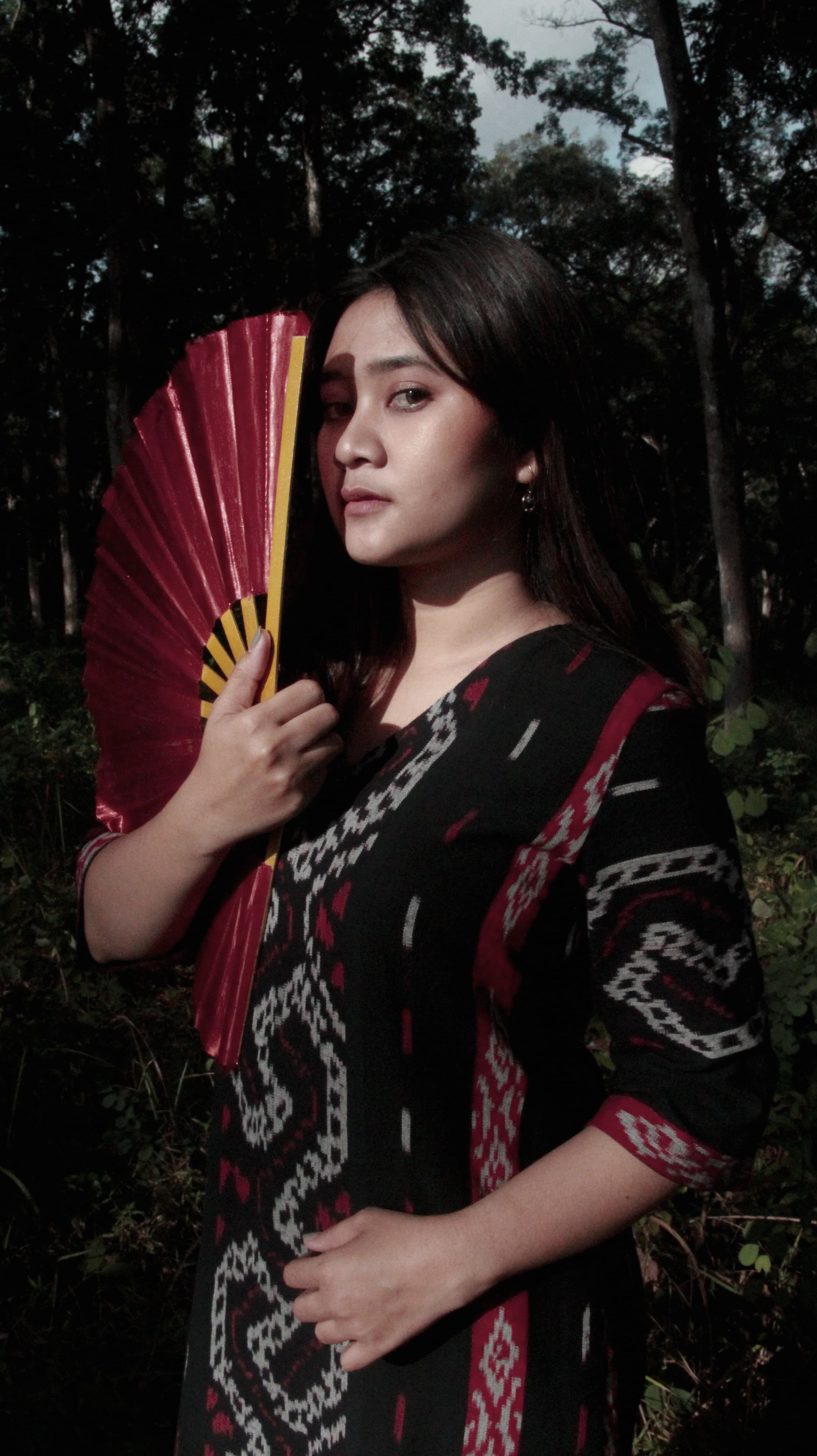 Seorang model mengikuti sesi pemotretan Menggunakan teknik soft shadow memanfaatkan cahaya matahari.