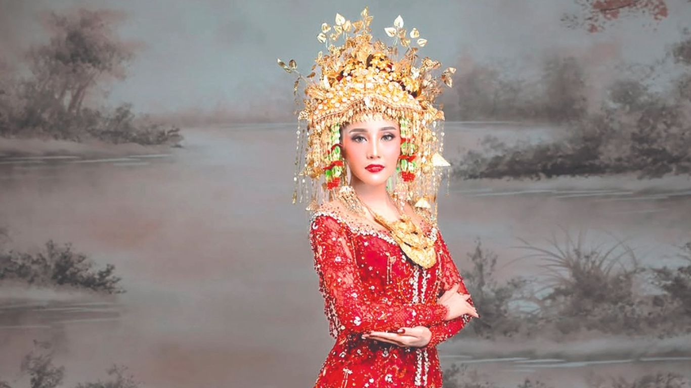Rosa Aprilia Ika Rahayu mengenakan kebaya merah dalam sesi pemotretan  beberapa waktu lalu.