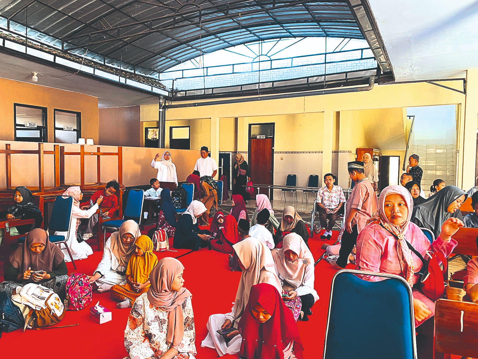 Suasana Pondok Ramadan di SLB Kemala Bhayangkari I Trenggalek, para siswa diajarkan mengenai nilai-nilai agama dan berpuasa.