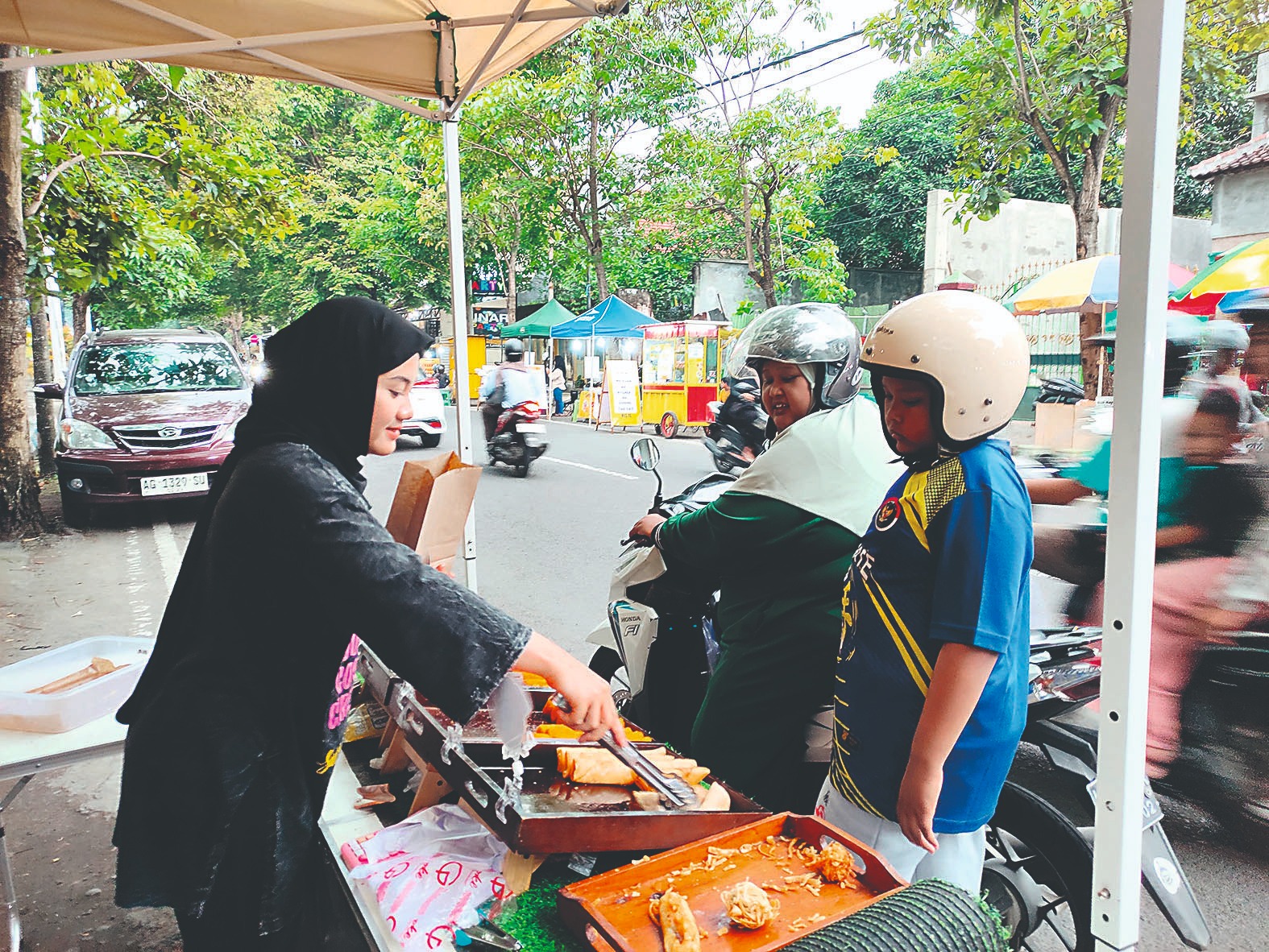 Para pedagang di pasar takjil di sepanjang Jalan Ahmad Yani Barat Tulungagung raup untung berkali-kali lipat di bulan Ramadan ini.