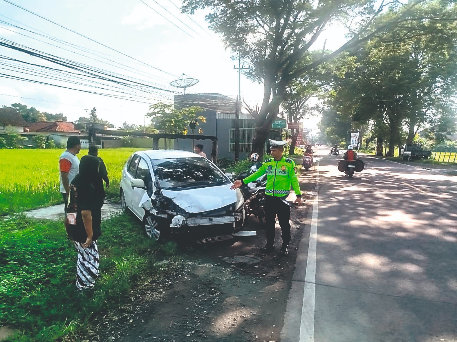 Kondisi mobil Honda Jazz yang rusak parah di usai adu banteng di jalan nasional Trenggalek - Tulungagung. (SATLANTAS POLRES TRENGGALEK)