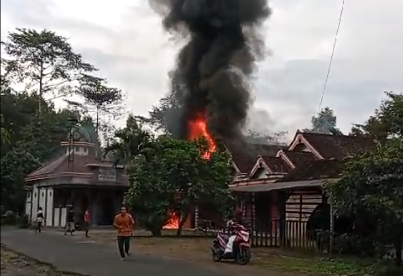 Rumah Purwanto, warga Desa Besuki, Kecamatan Munjungan, Trenggalek terbakar pada Senin (17/3) sore. (SATPOL PPK TRENGGALEK)