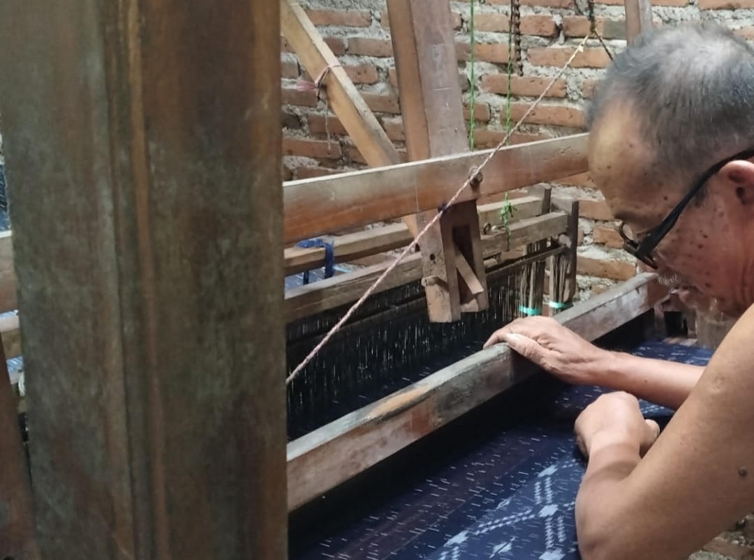 Mizan Pratowo alias Mbah Lamijan yang menjadi penenun kain motif khas Trenggalek.