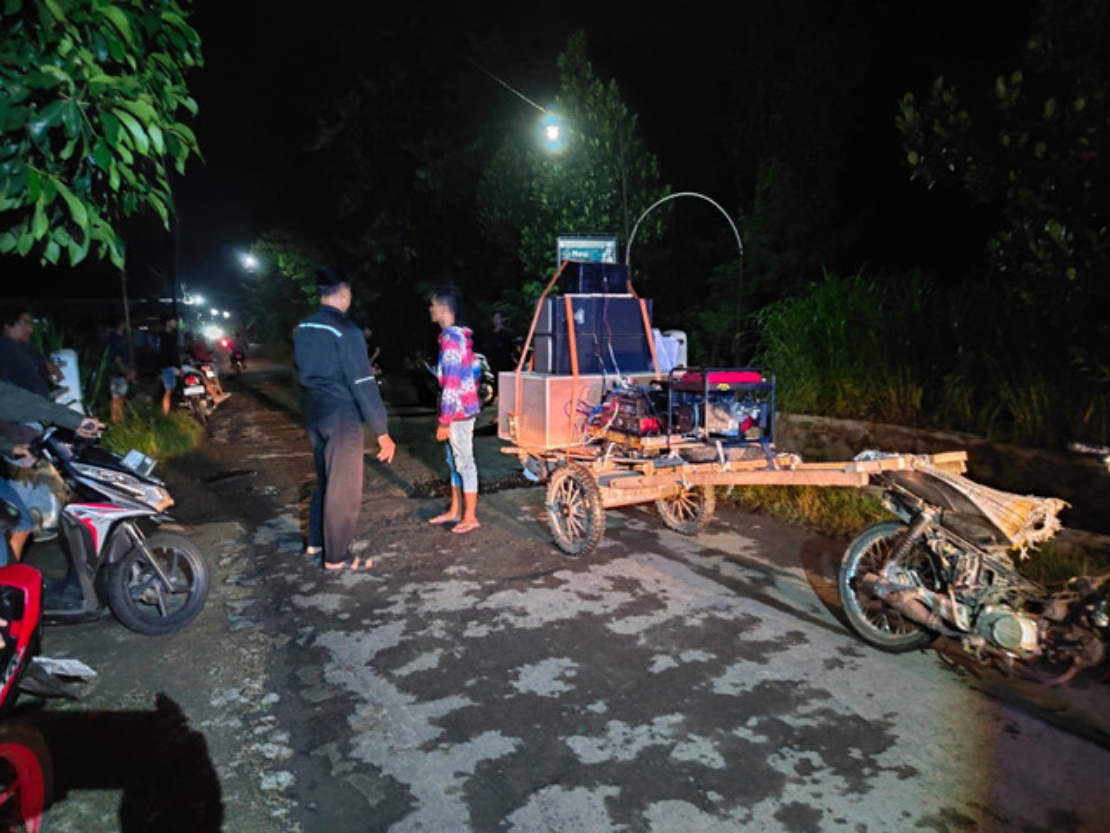 Personel Polsek Sumbergempol mengamankan sekelompok pemuda yang ronda sahur memakain sound system. (HUMAS POLRES TULUNGAGUNG)