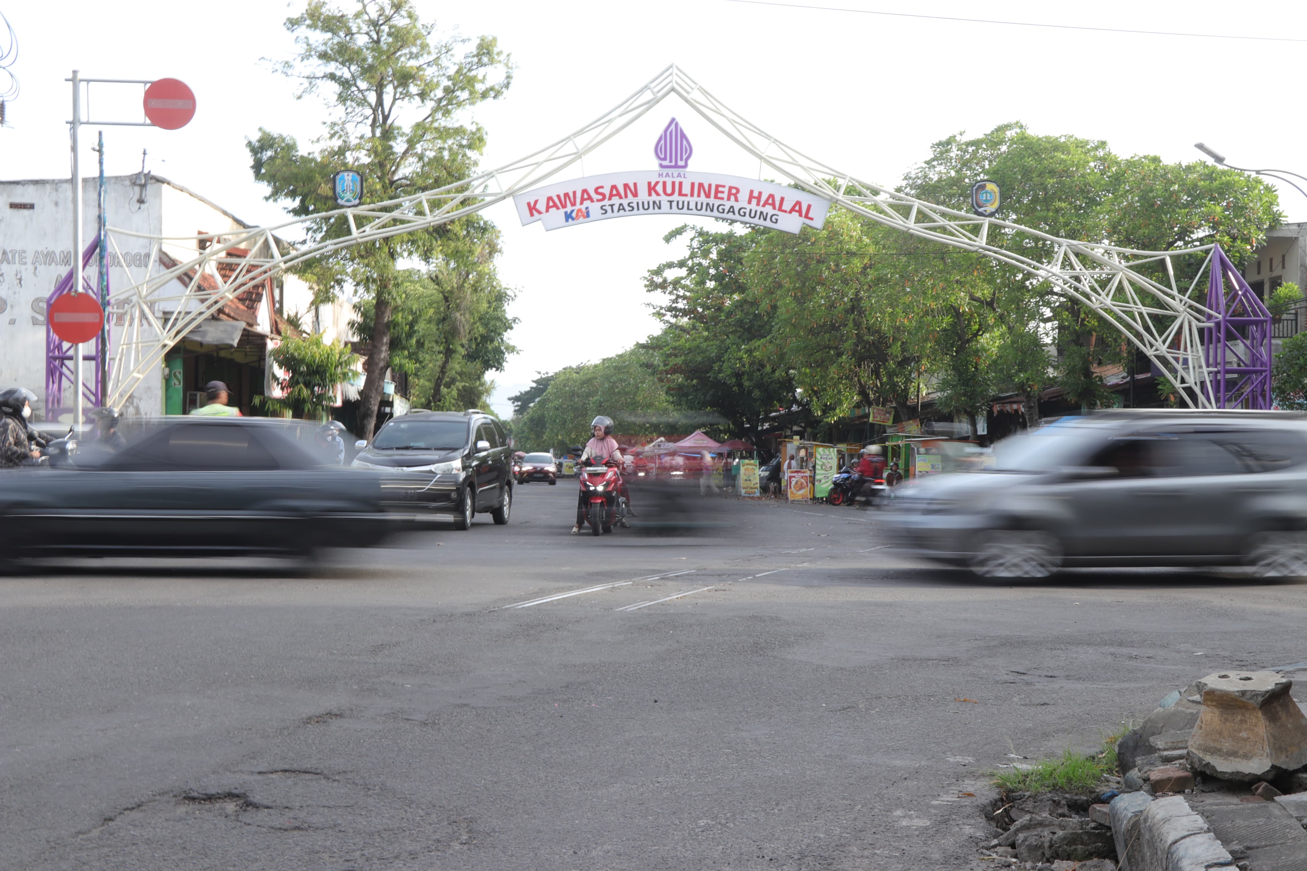 Memotret kawasan kuliner halal menggunakan teknik shutter speed lambat cocok buat motion blur street photography di area Pasar Sore Lama. Beberapa waktu lalu.
