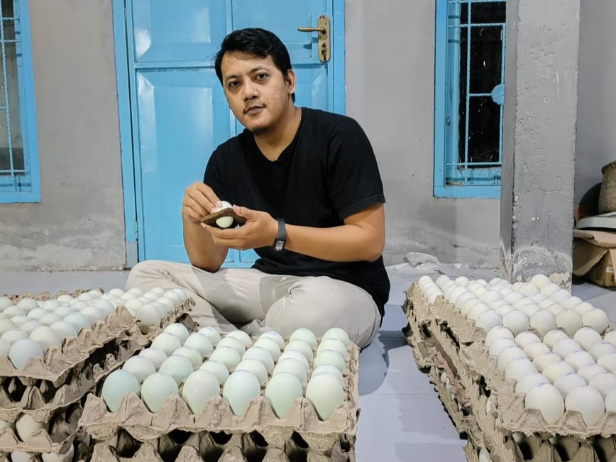 Ahmad Sidiq mengemas telur asin usai melakukan serangkaian proses produksi.
