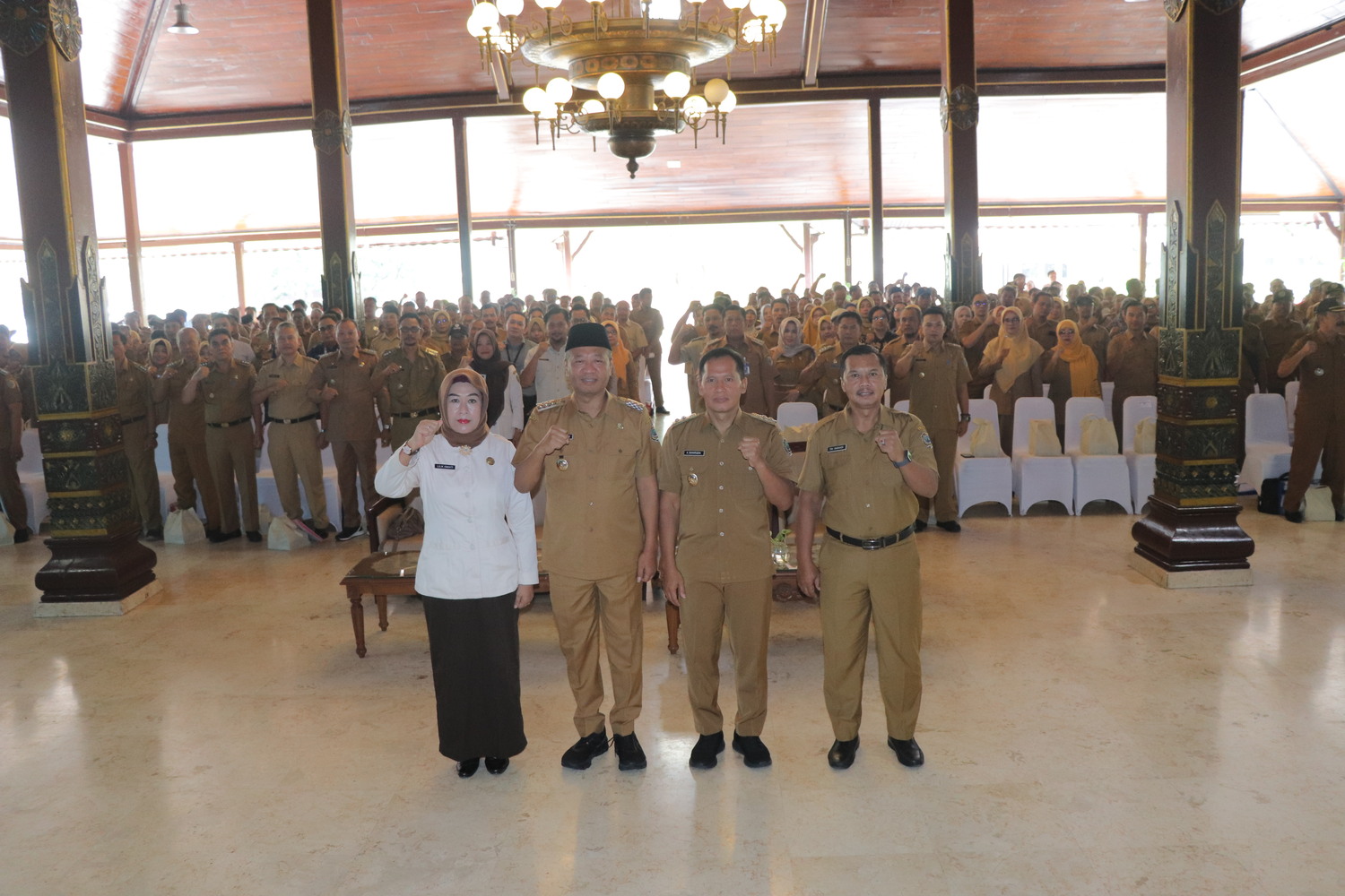 Bupati Tulungagung Gatut Sunu Wibowo (dua dari kiri), Wakil Bupati Ahmad Baharudin, Sekda Tulungagung Tri Hariadi, dan Kepala Bapenda Lilik Ismiati foto bersama peserta sosialisasi.
